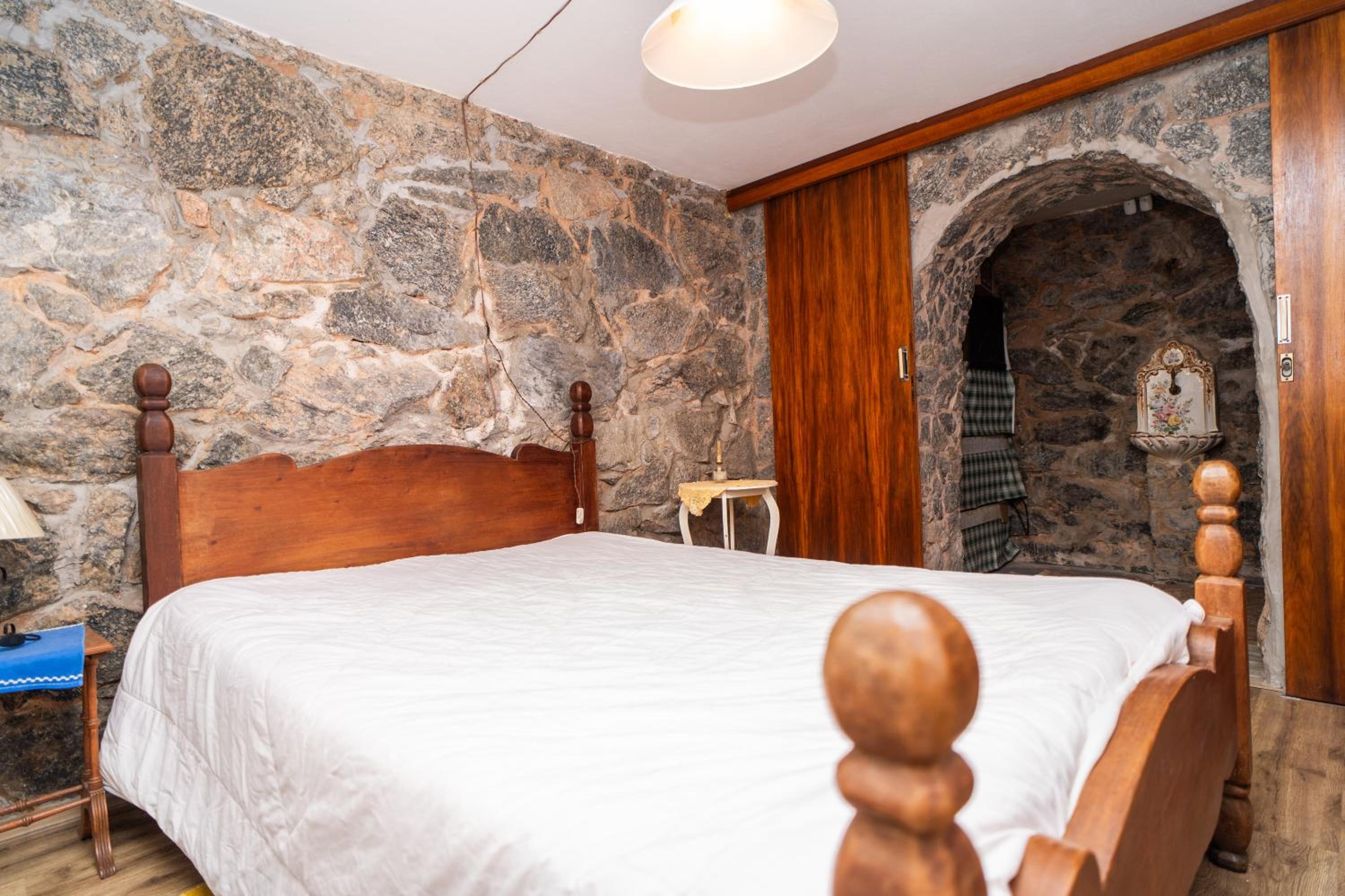 Incrível casa com cachoeira em meio à natureza