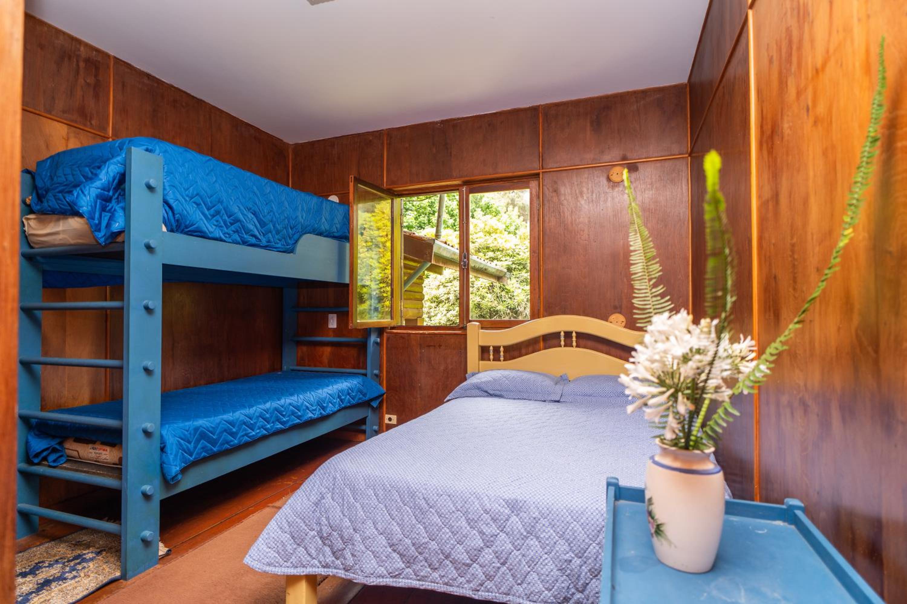 Incrível casa com cachoeira em meio à natureza