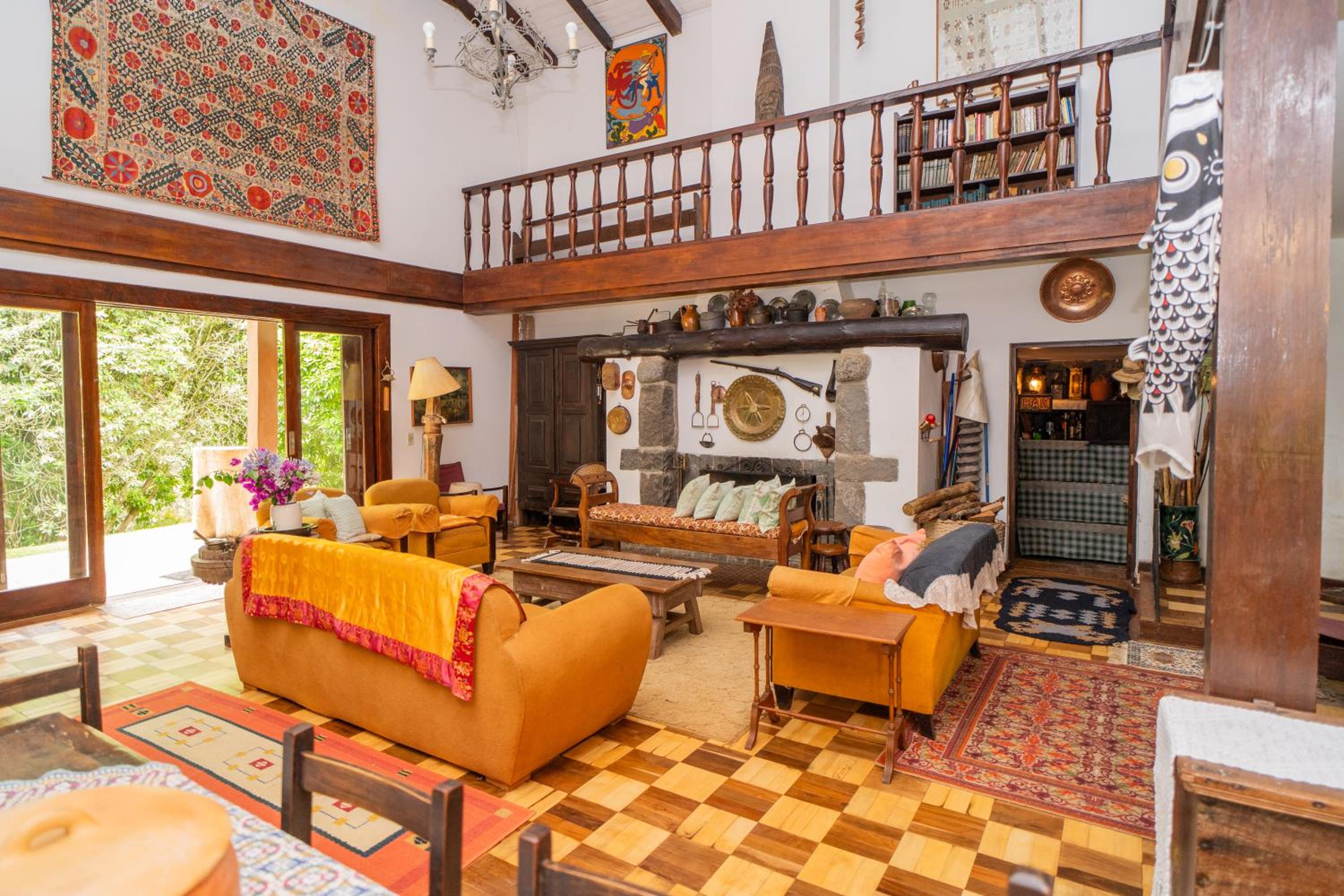 Incrível casa com cachoeira em meio à natureza