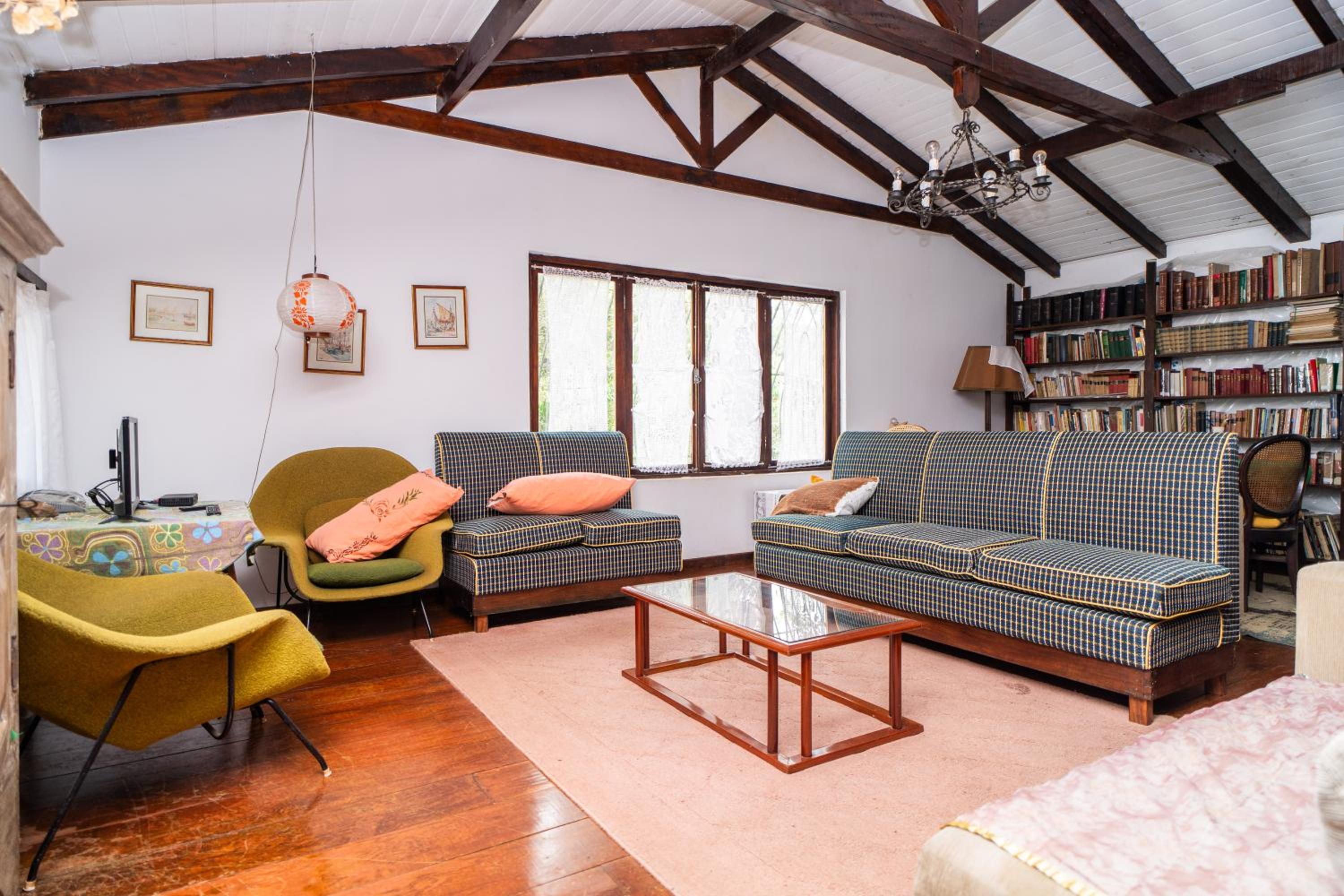 Incrível casa com cachoeira em meio à natureza