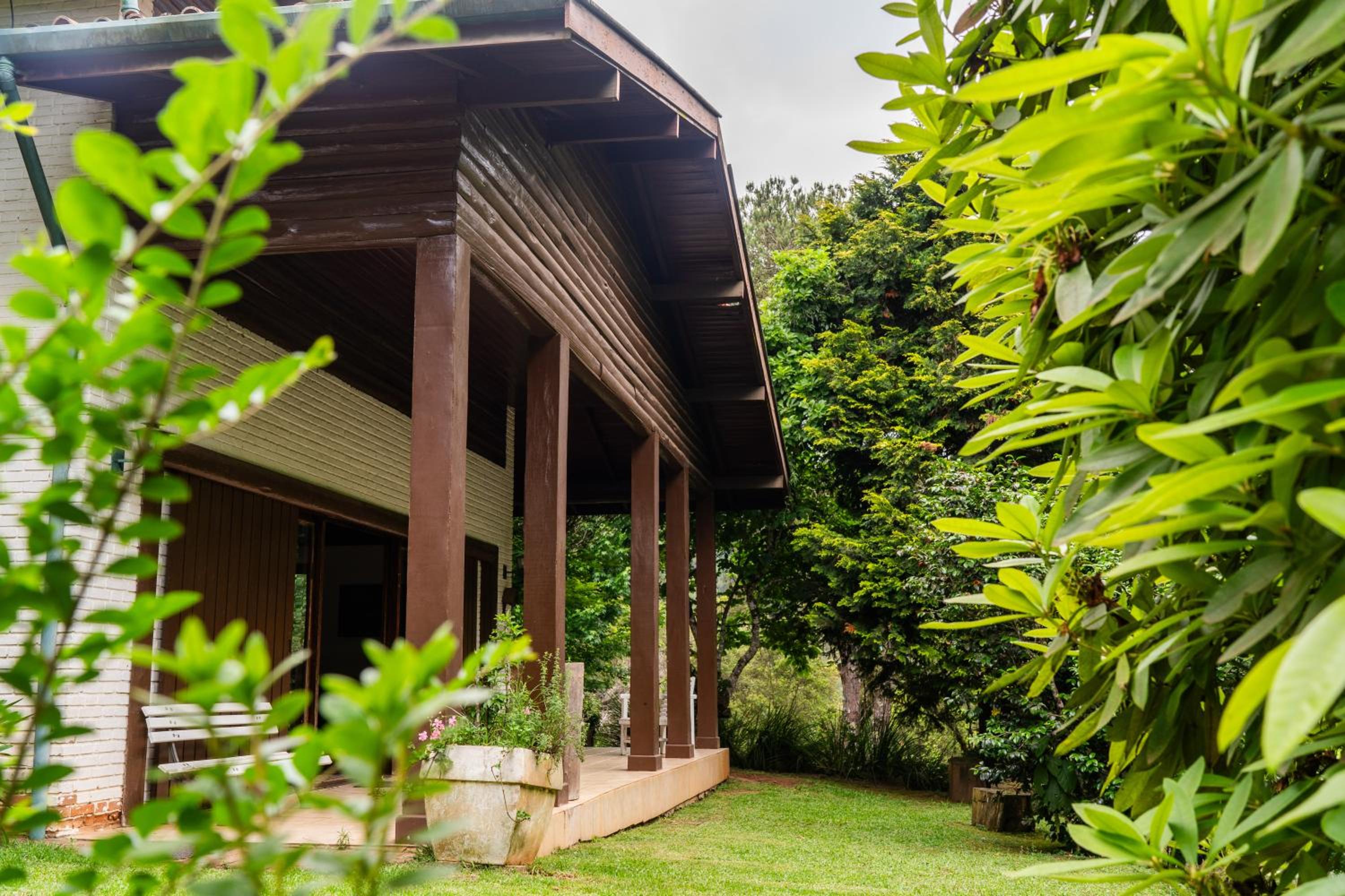 Incrível casa com cachoeira em meio à natureza