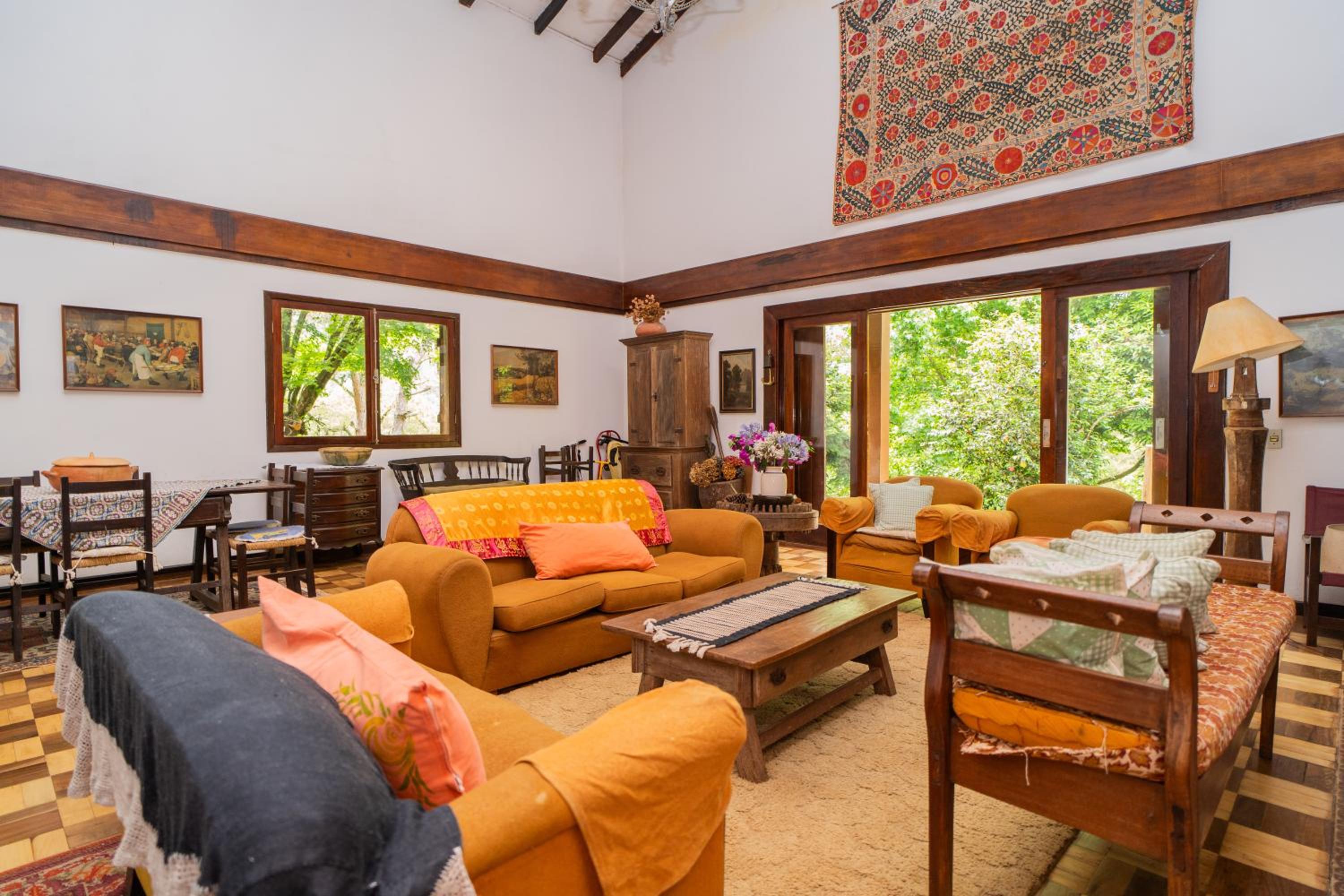 Incrível casa com cachoeira em meio à natureza
