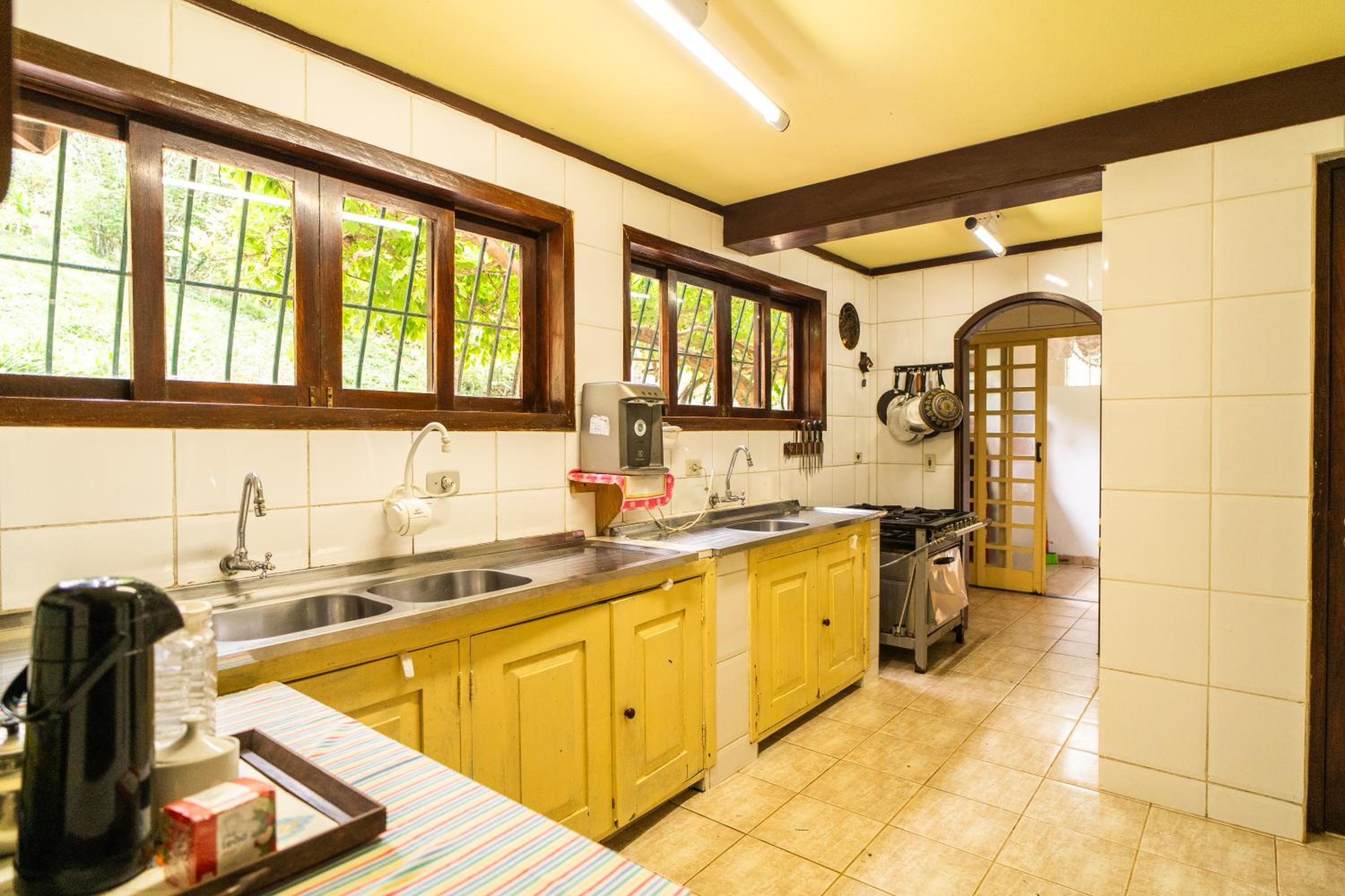 Incrível casa com cachoeira em meio à natureza