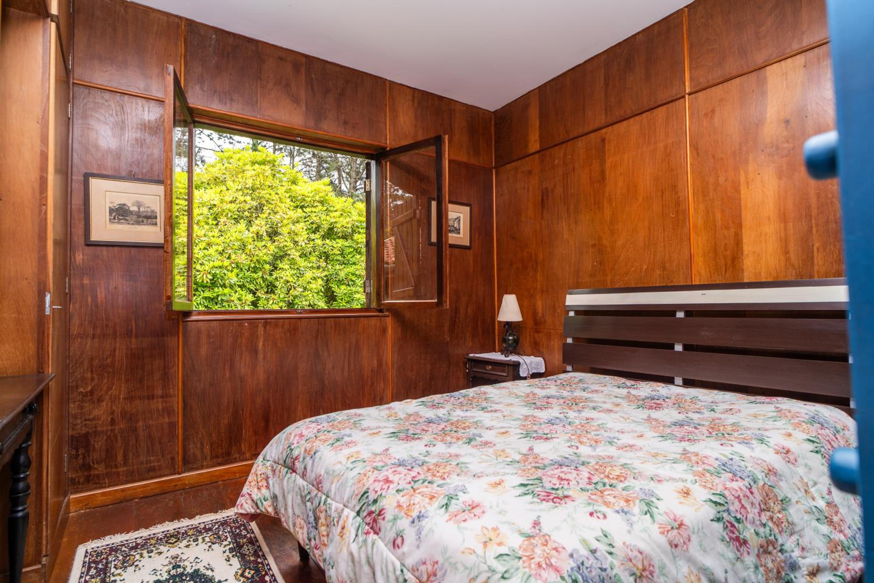 Incrível casa com cachoeira em meio à natureza
