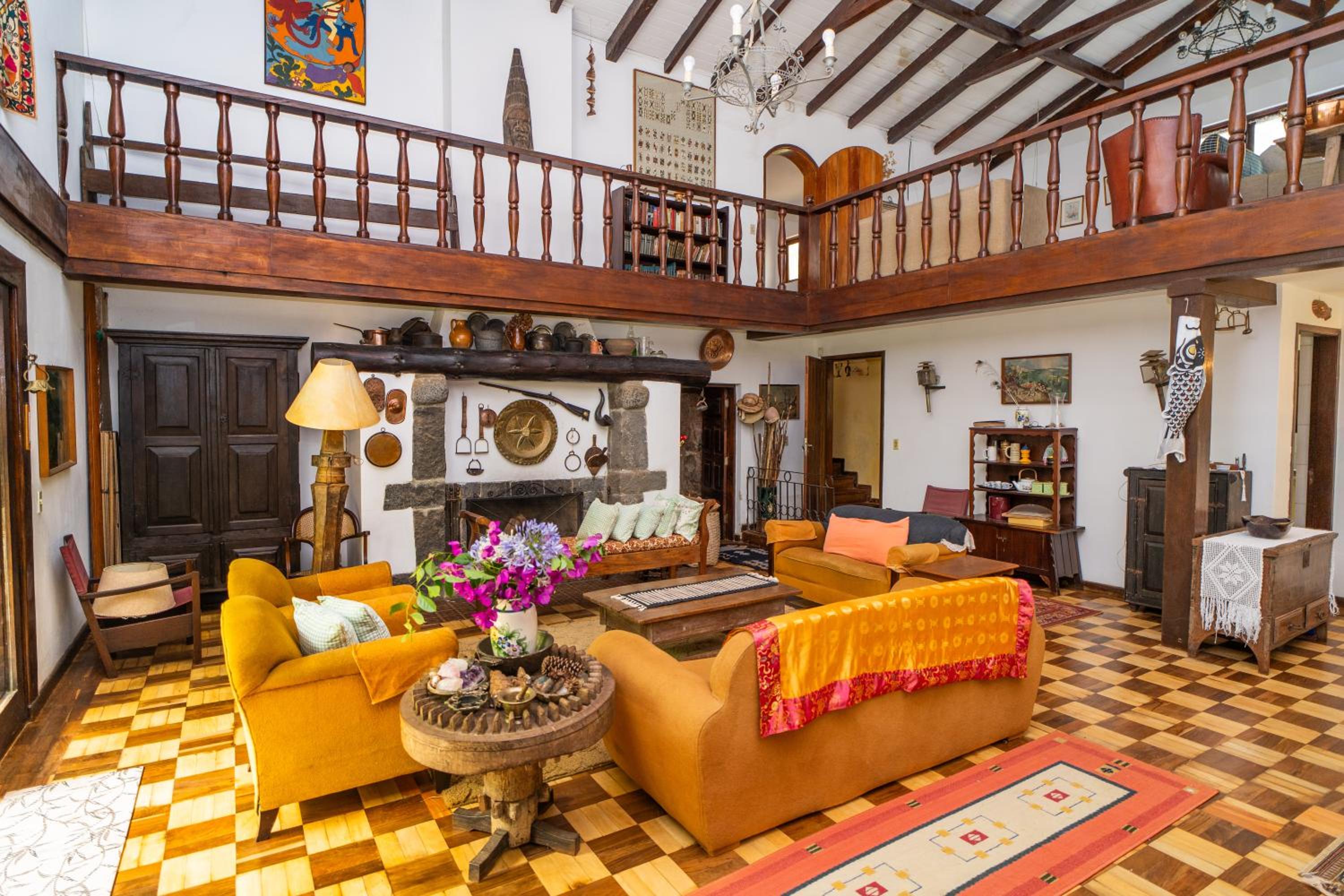 Incrível casa com cachoeira em meio à natureza