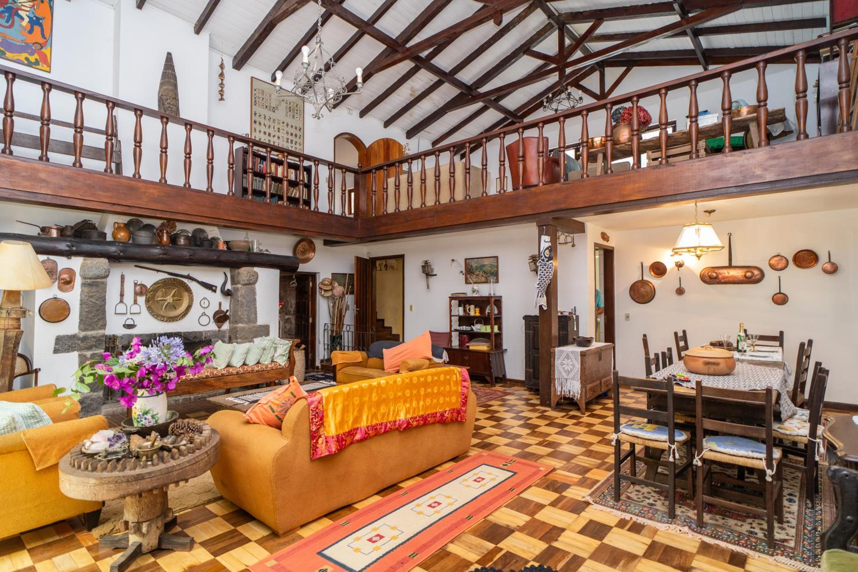 Incrível casa com cachoeira em meio à natureza