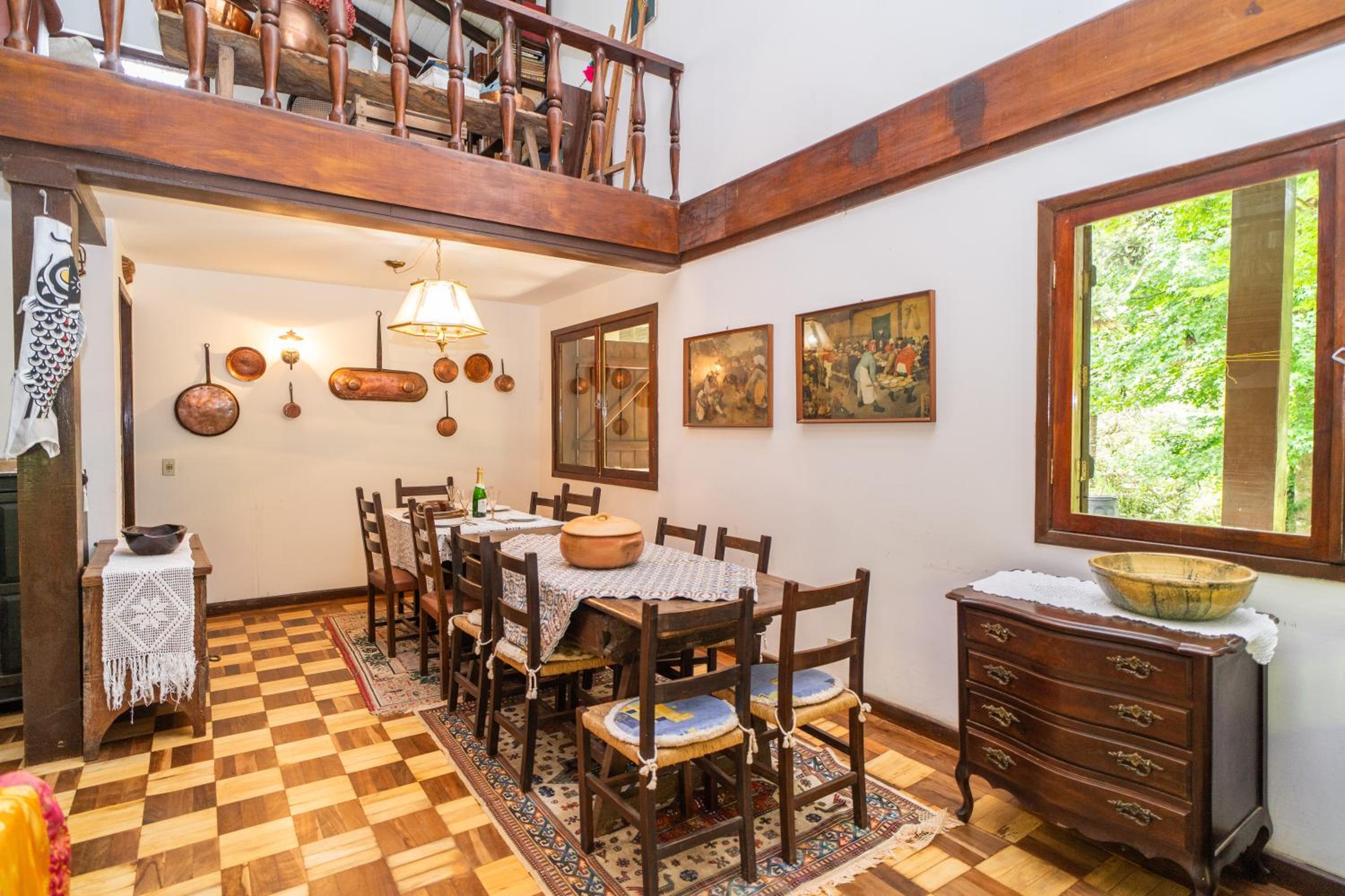 Incrível casa com cachoeira em meio à natureza