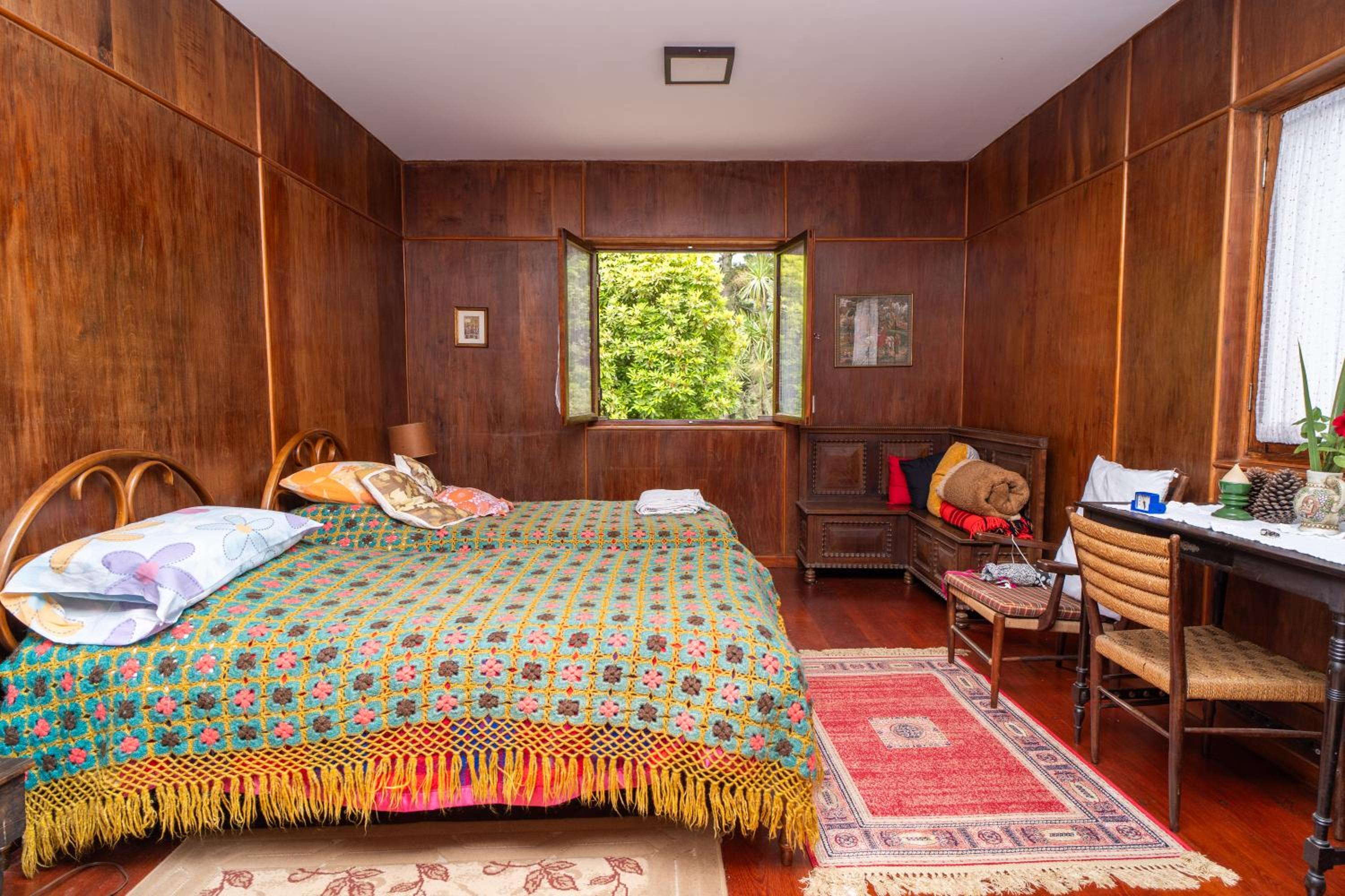Incrível casa com cachoeira em meio à natureza
