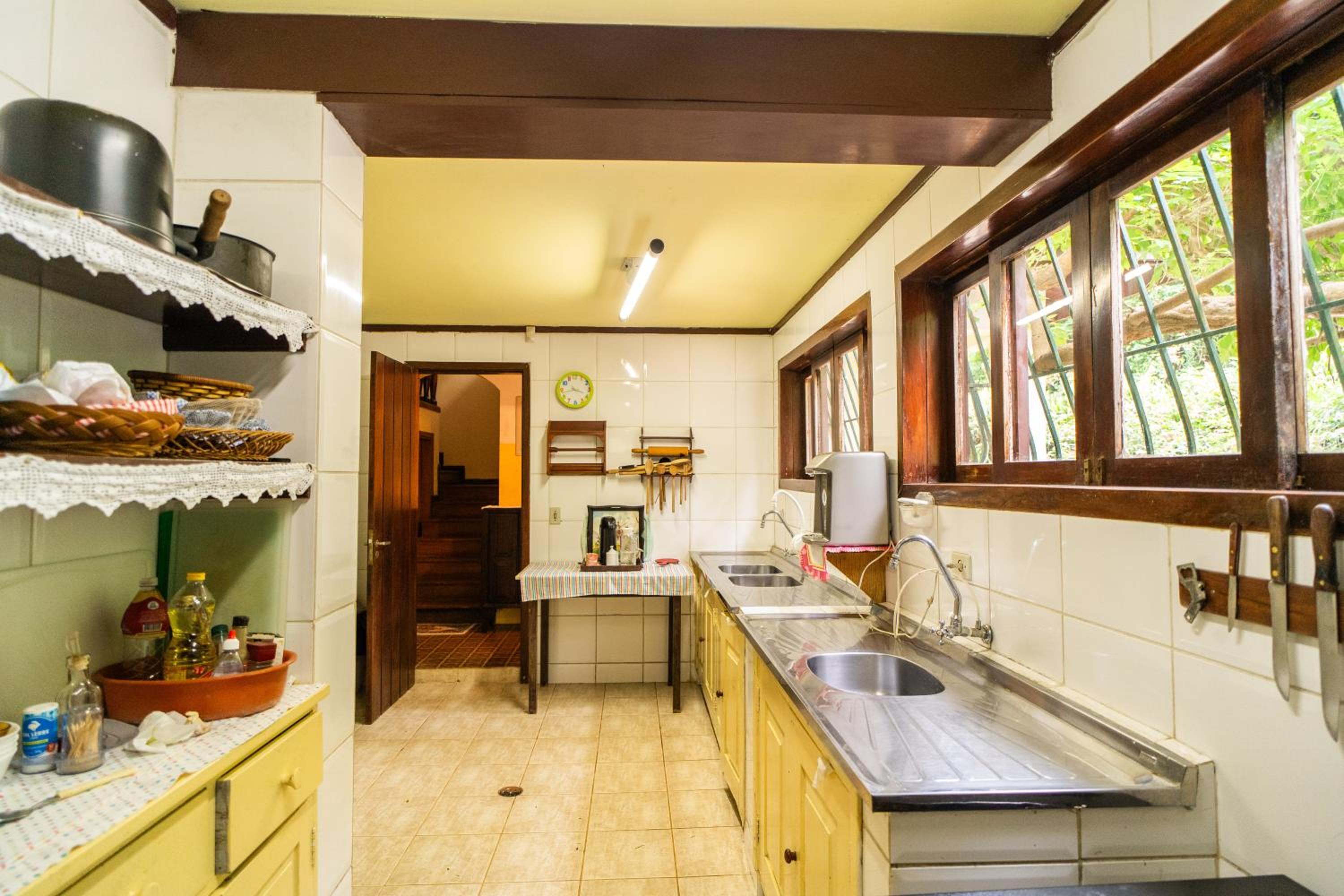 Incrível casa com cachoeira em meio à natureza