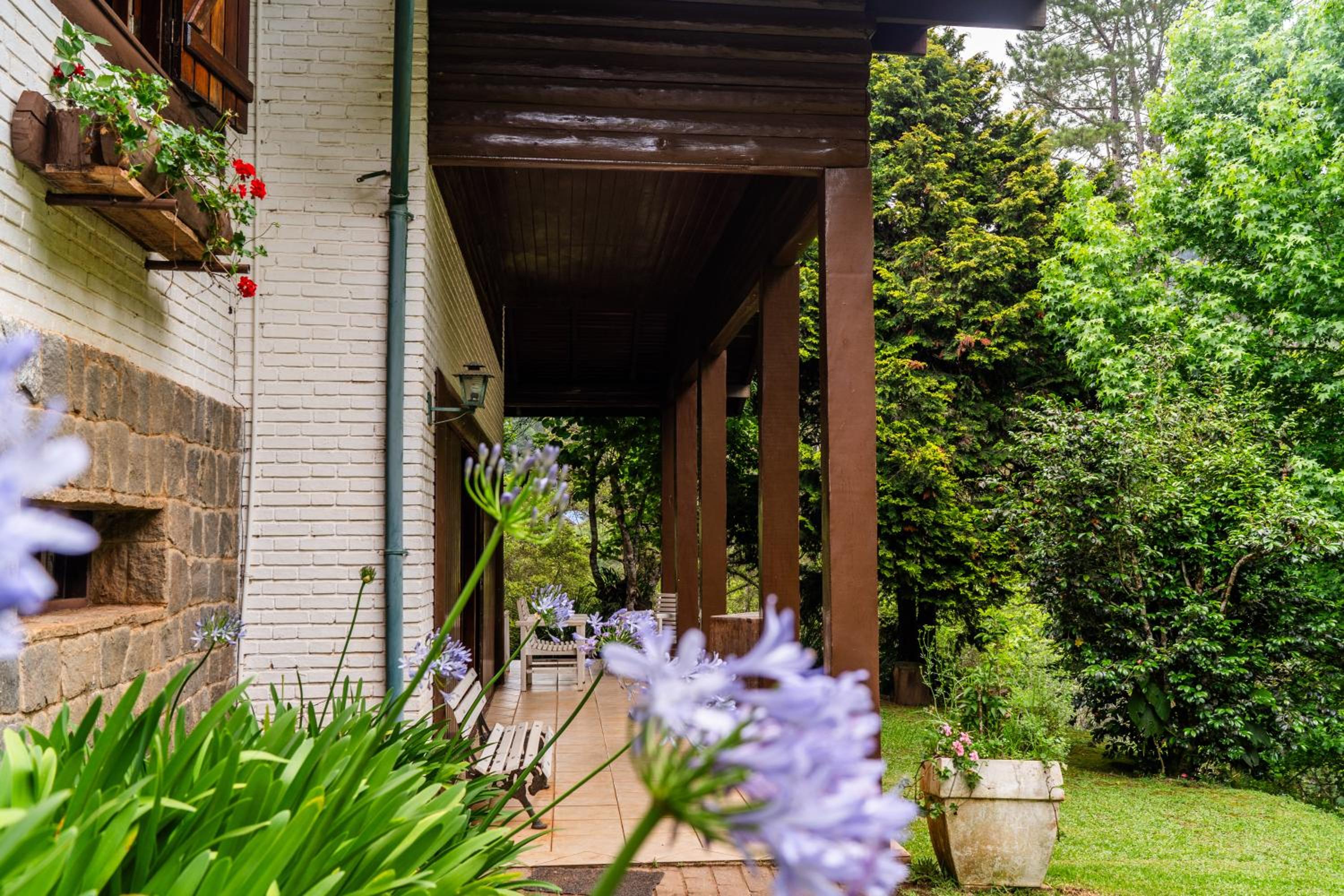 Incrível casa com cachoeira em meio à natureza