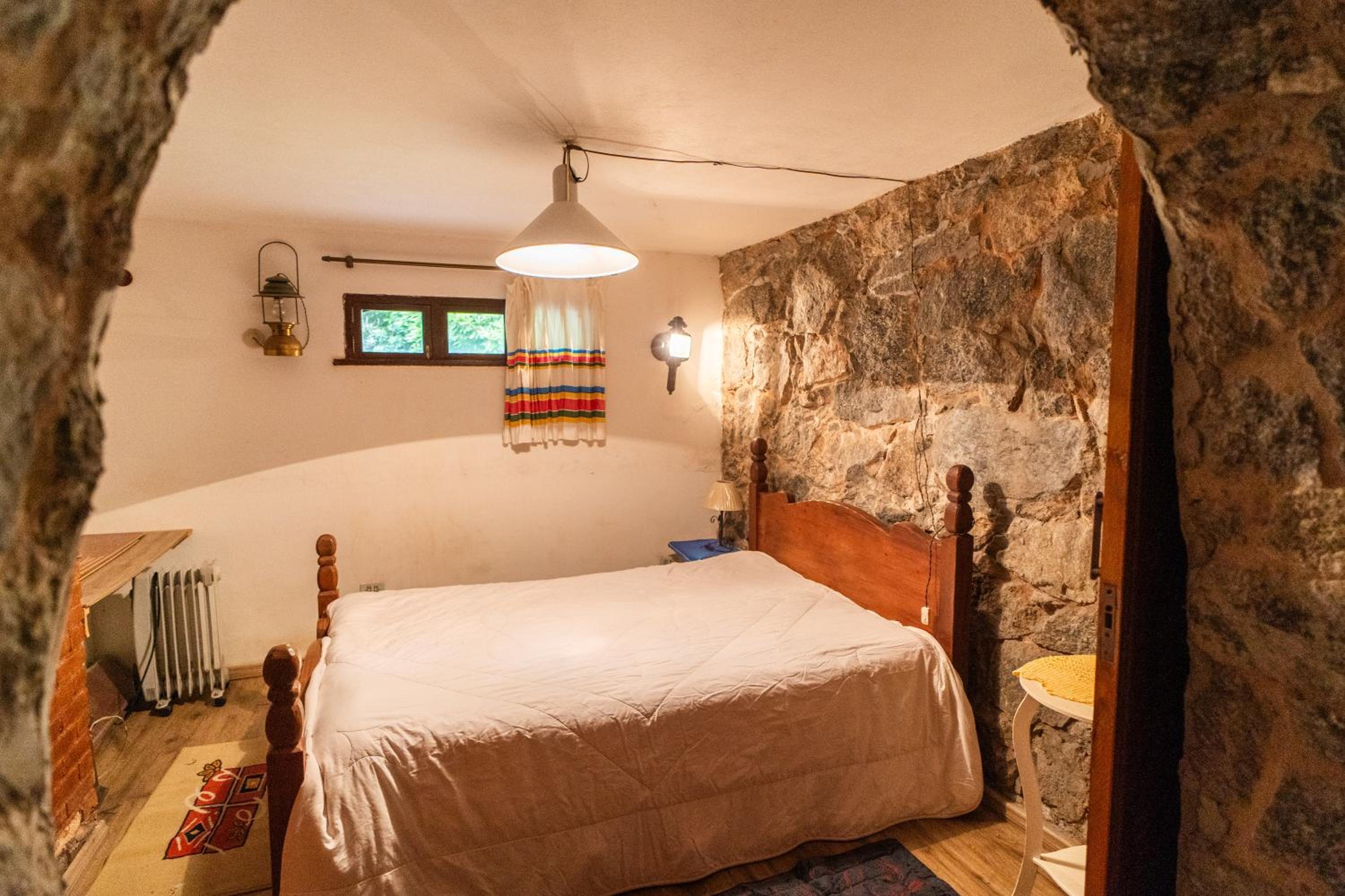 Incrível casa com cachoeira em meio à natureza