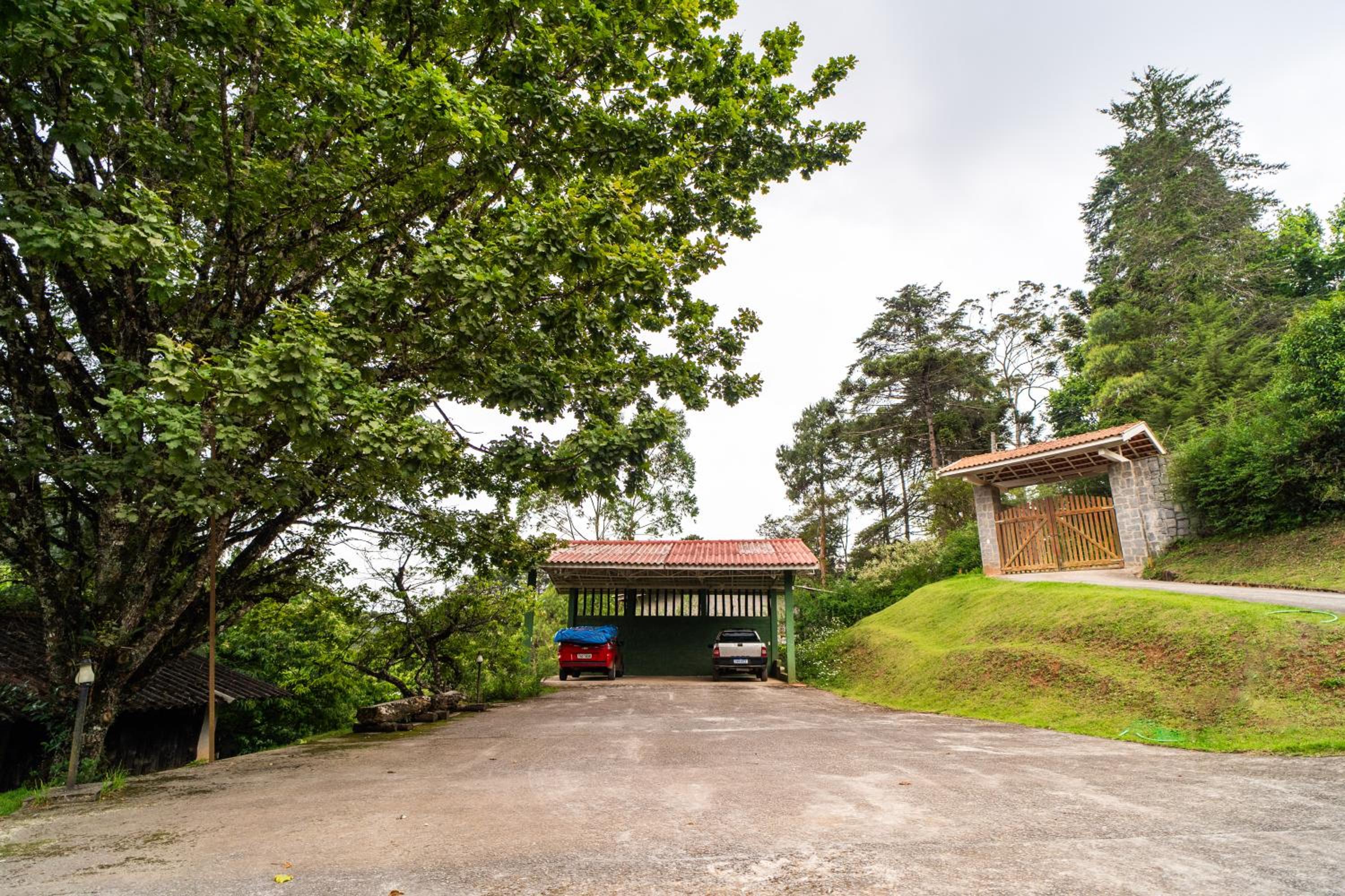 Incrível casa com cachoeira em meio à natureza