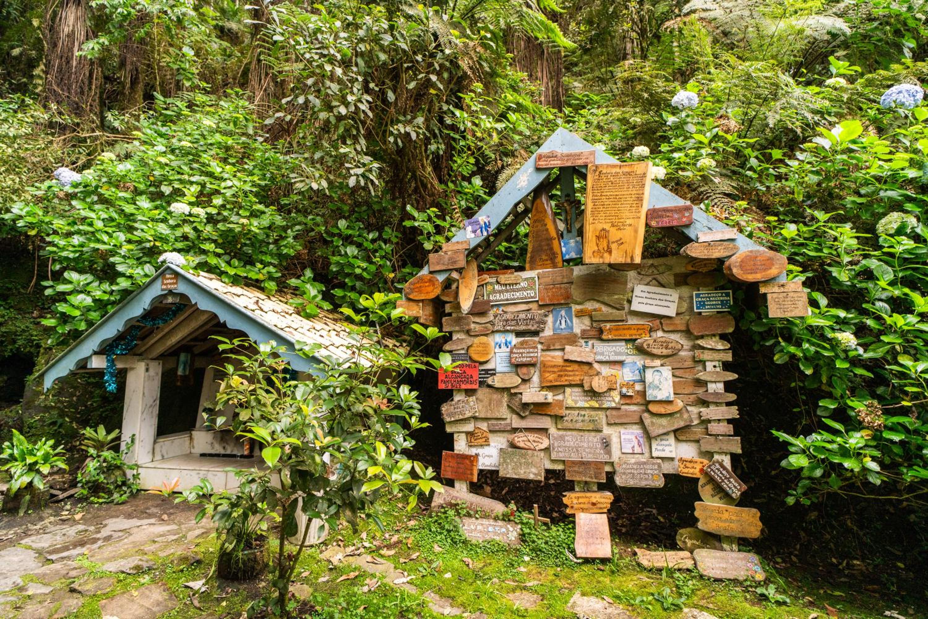 Incrível casa com cachoeira em meio à natureza