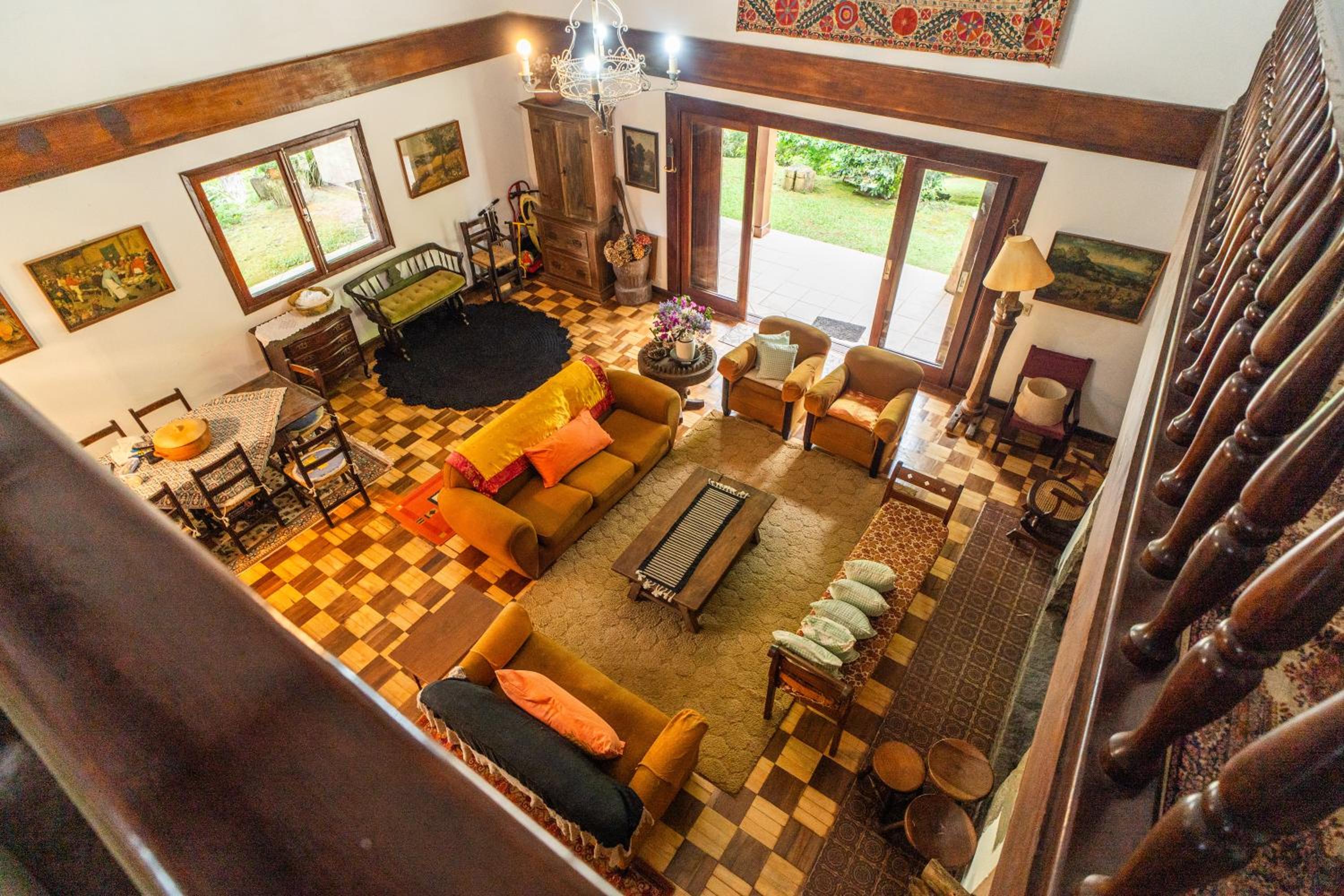 Incrível casa com cachoeira em meio à natureza