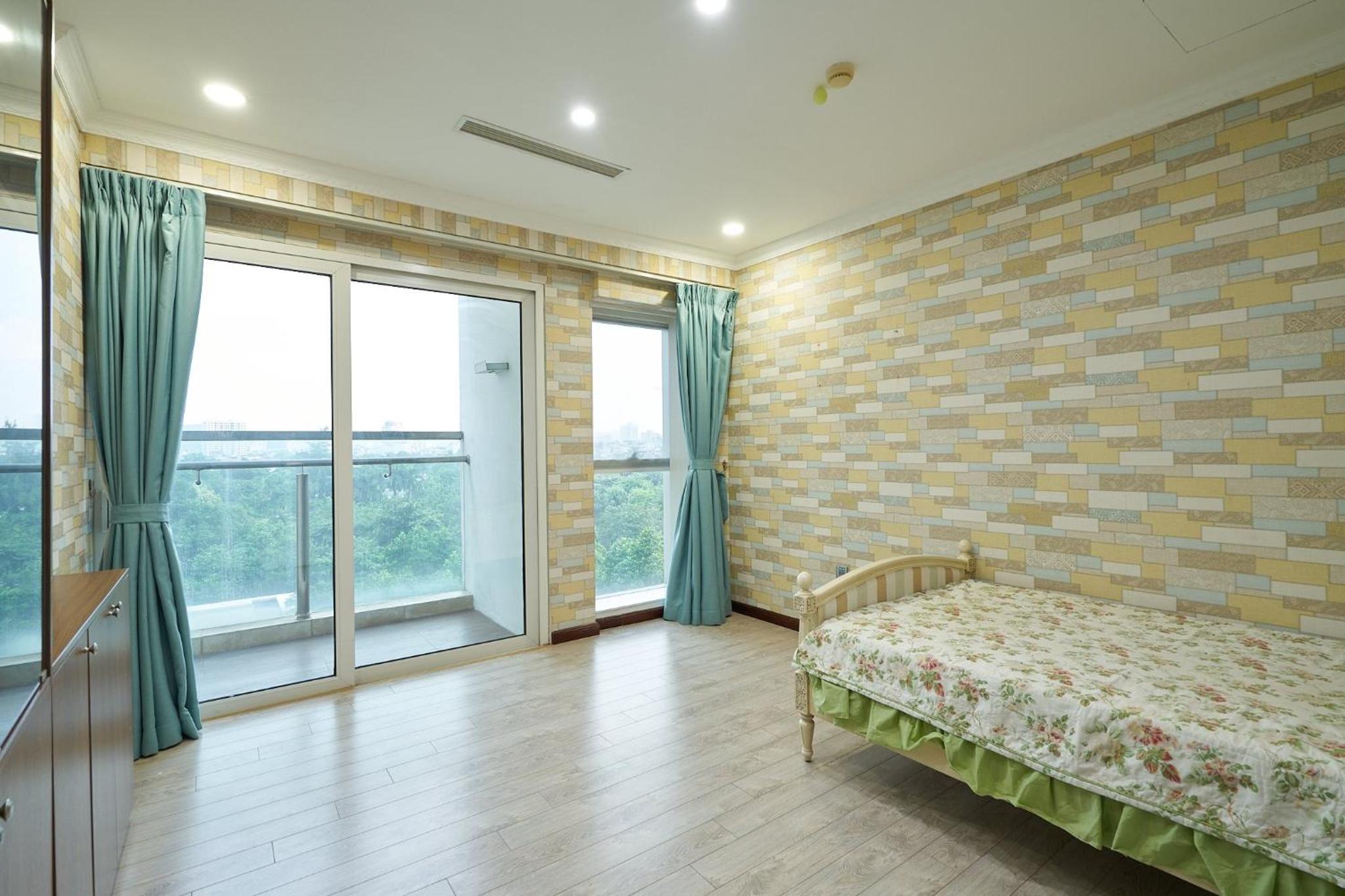 Elegance, luxury 4 bedrooms golf course view Ciputra Apartment