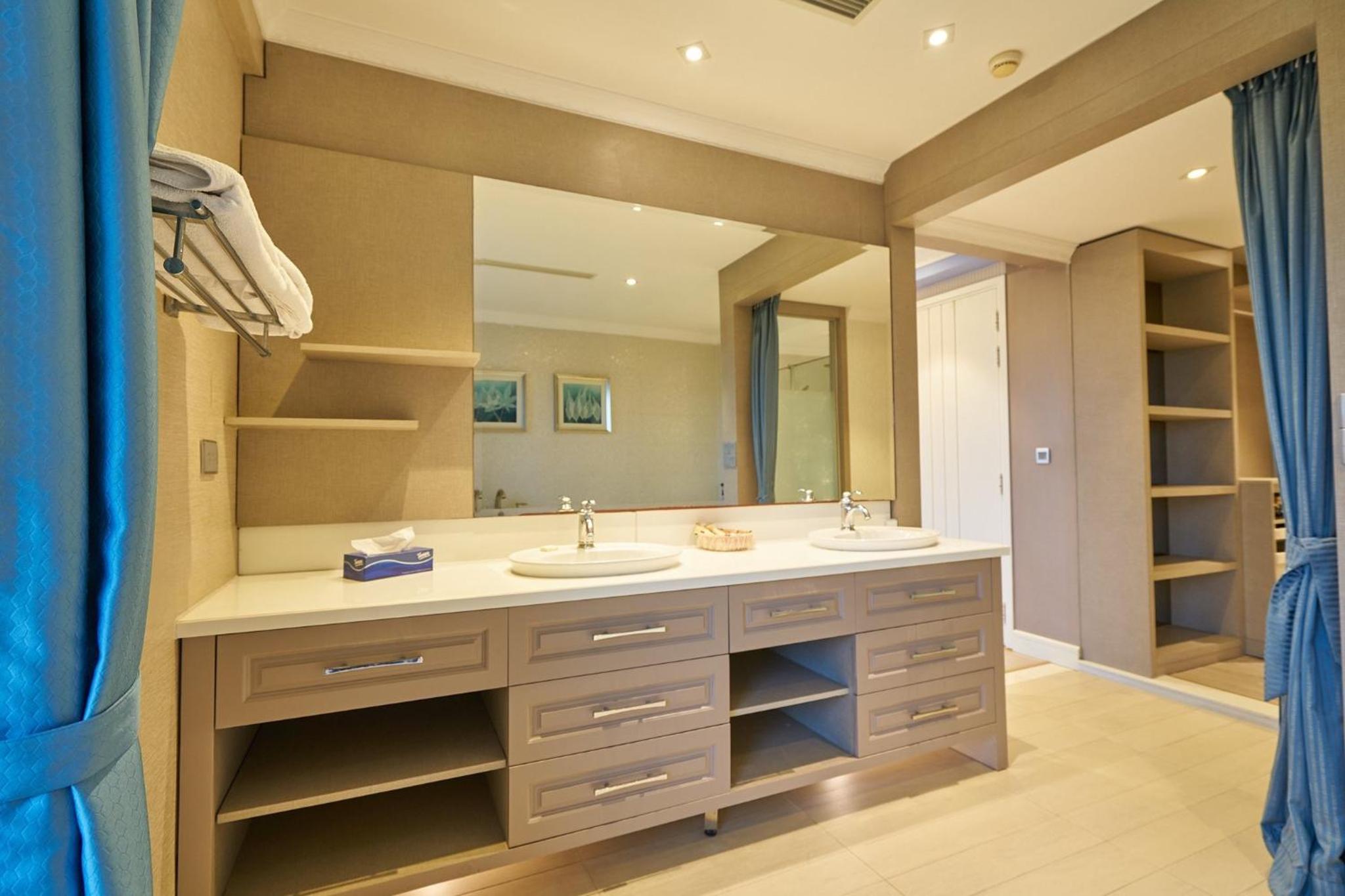 Elegance, luxury 4 bedrooms golf course view Ciputra Apartment