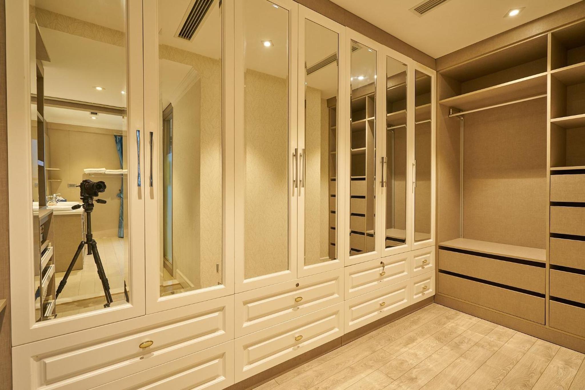 Elegance, luxury 4 bedrooms golf course view Ciputra Apartment