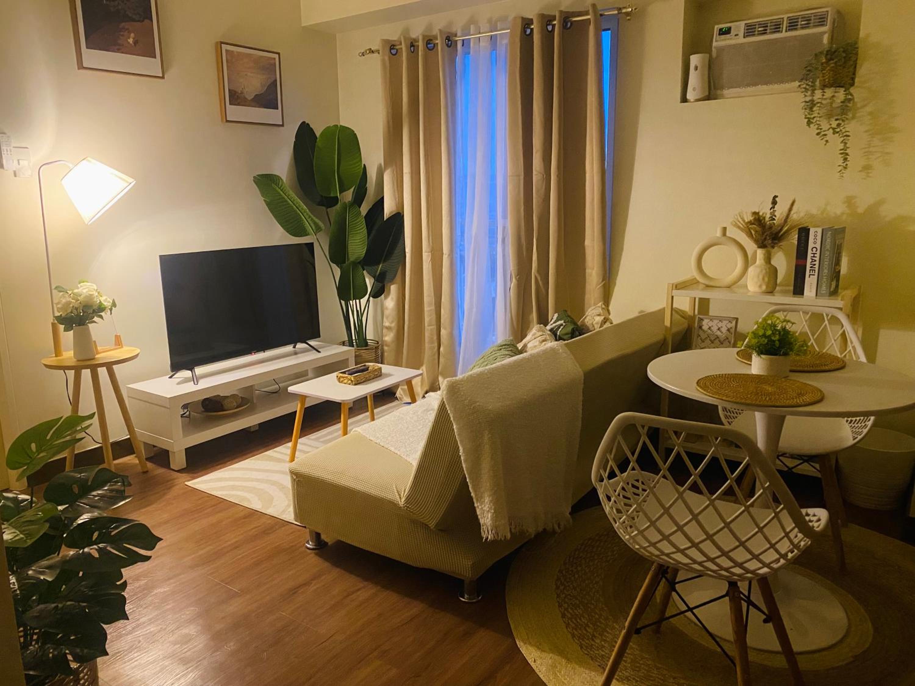 Cozy 1 BR Scandinavian/Tropical Condo with Balcony & Parking view 3