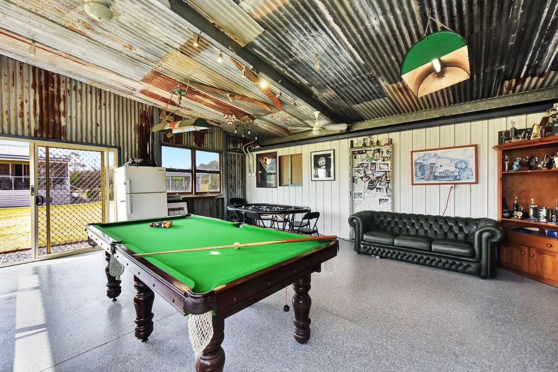 Kulang Retreat in charming Broke with Large Swim Spa and games room suits up to 14 guests
