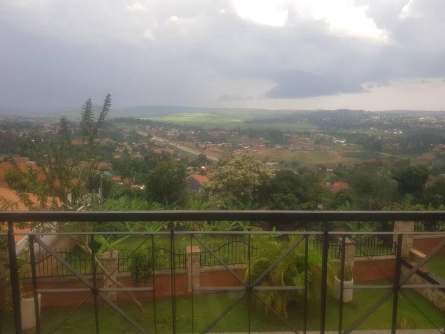 Cheerful 3 Bedroom house with ample parking space. view 2