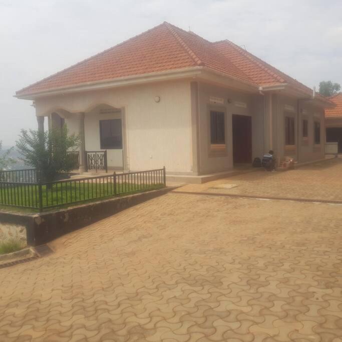 Cheerful 3 Bedroom house with ample parking space. view 4