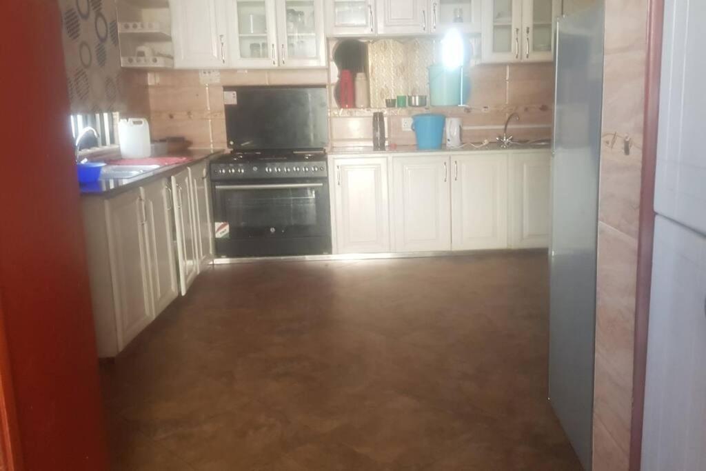 Cheerful 3 Bedroom house with ample parking space. view 5