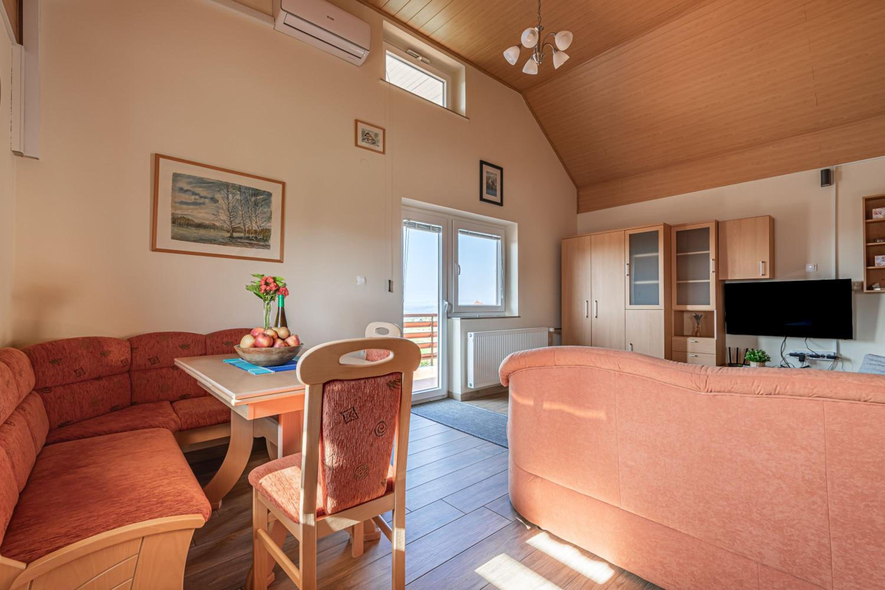 Vineyard Cottage Urban - Happy Rentals view 5