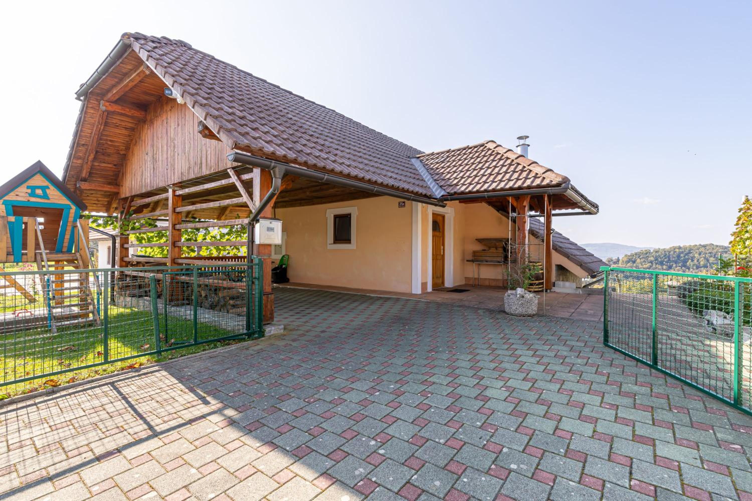 Vineyard Cottage Urban - Happy Rentals view 2