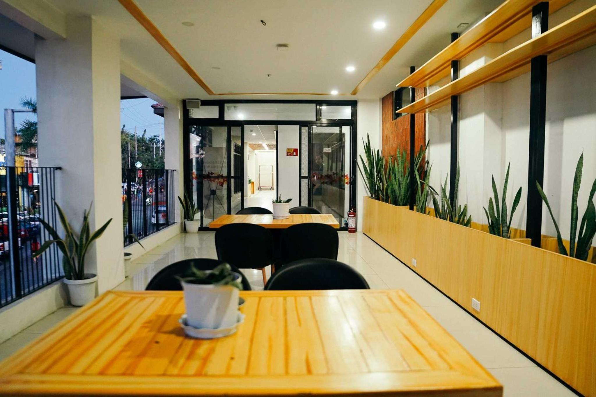 Travelbee Airport Inn