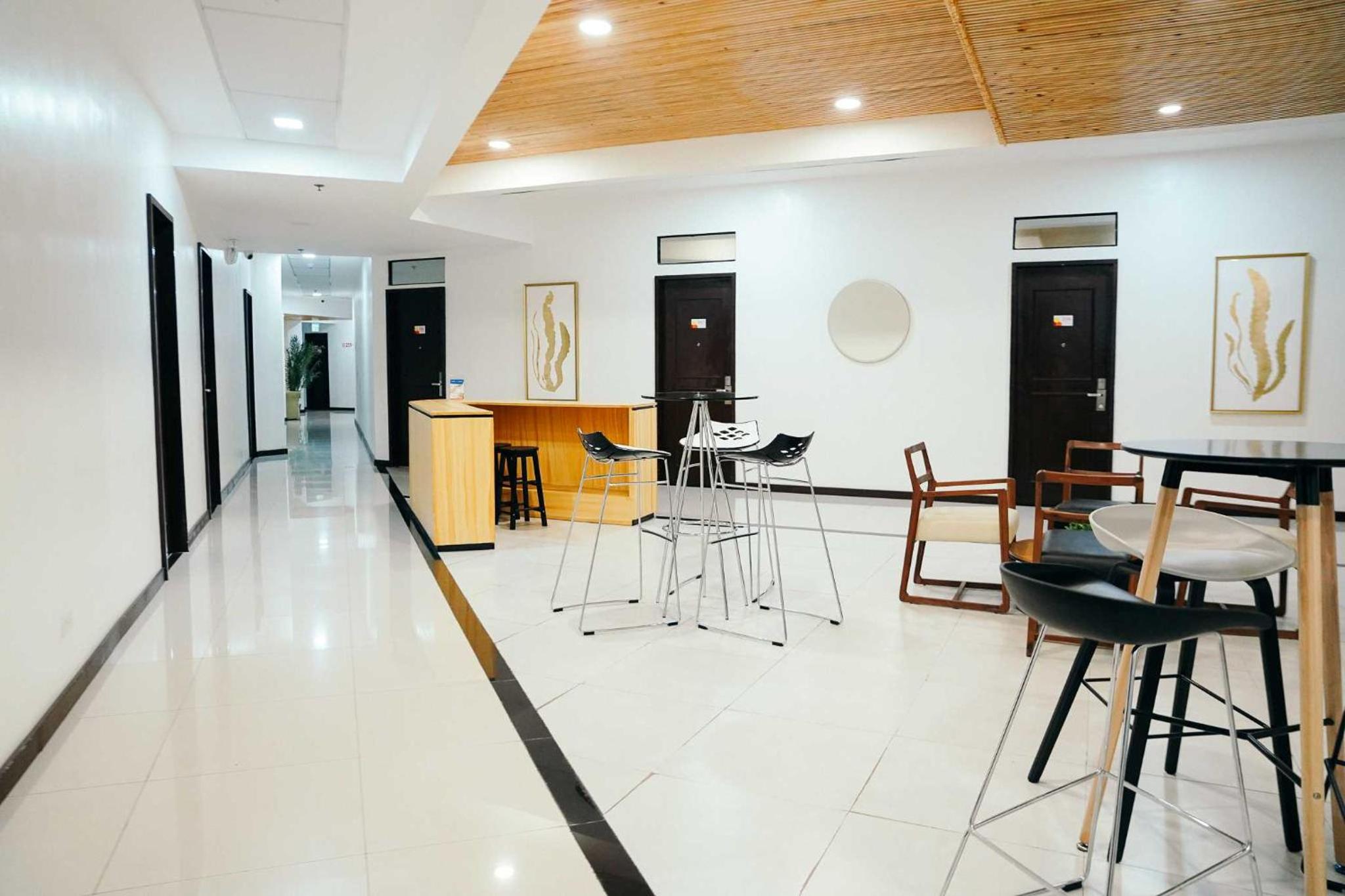 Travelbee Airport Inn