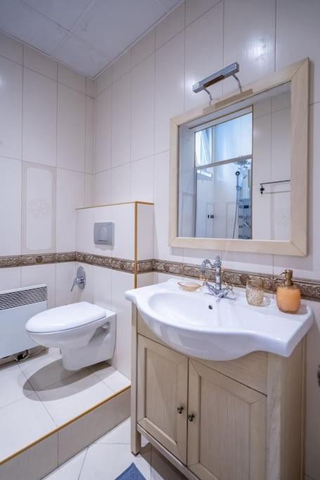 Stylish Stay - 2BDR, 2BTHR+ Free Parking