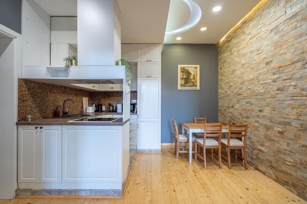 Stylish Stay - 2BDR, 2BTHR+ Free Parking