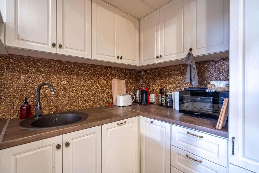 Stylish Stay - 2BDR, 2BTHR+ Free Parking