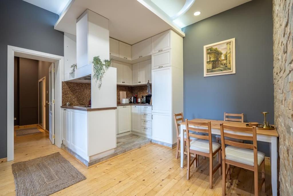 Stylish Stay - 2BDR, 2BTHR+ Free Parking