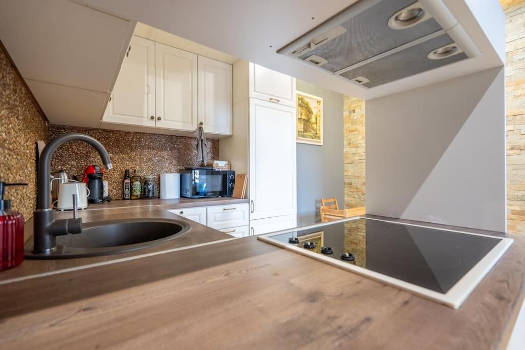 Stylish Stay - 2BDR, 2BTHR+ Free Parking