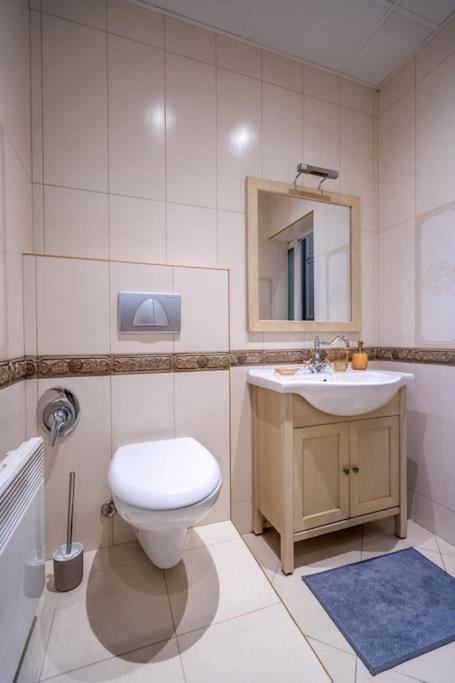 Stylish Stay - 2BDR, 2BTHR+ Free Parking