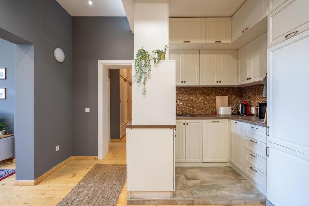 Stylish Stay - 2BDR, 2BTHR+ Free Parking