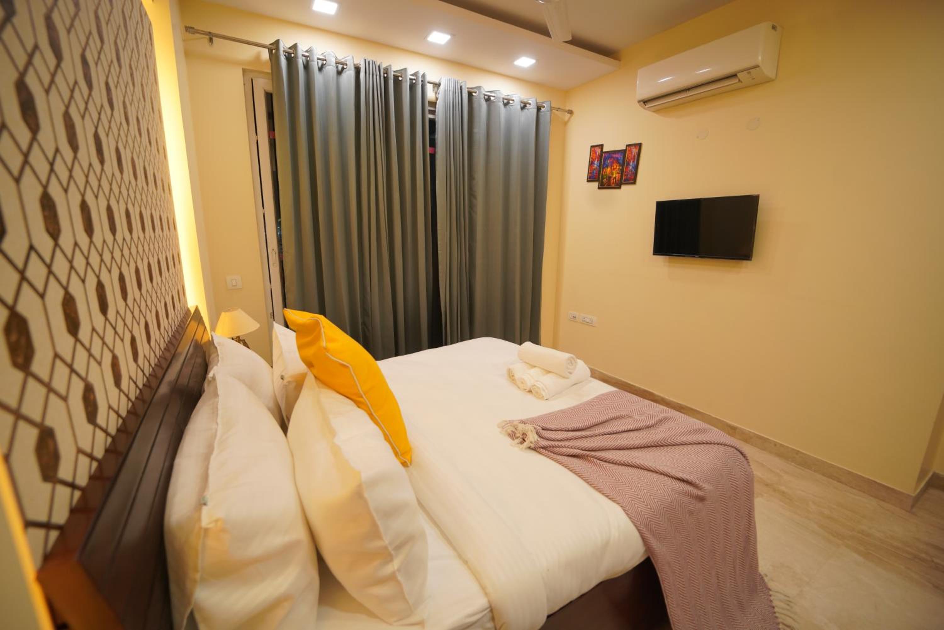 Luxury 3BHK Service Apartment -Golf Course Road, Gurgaon view 2