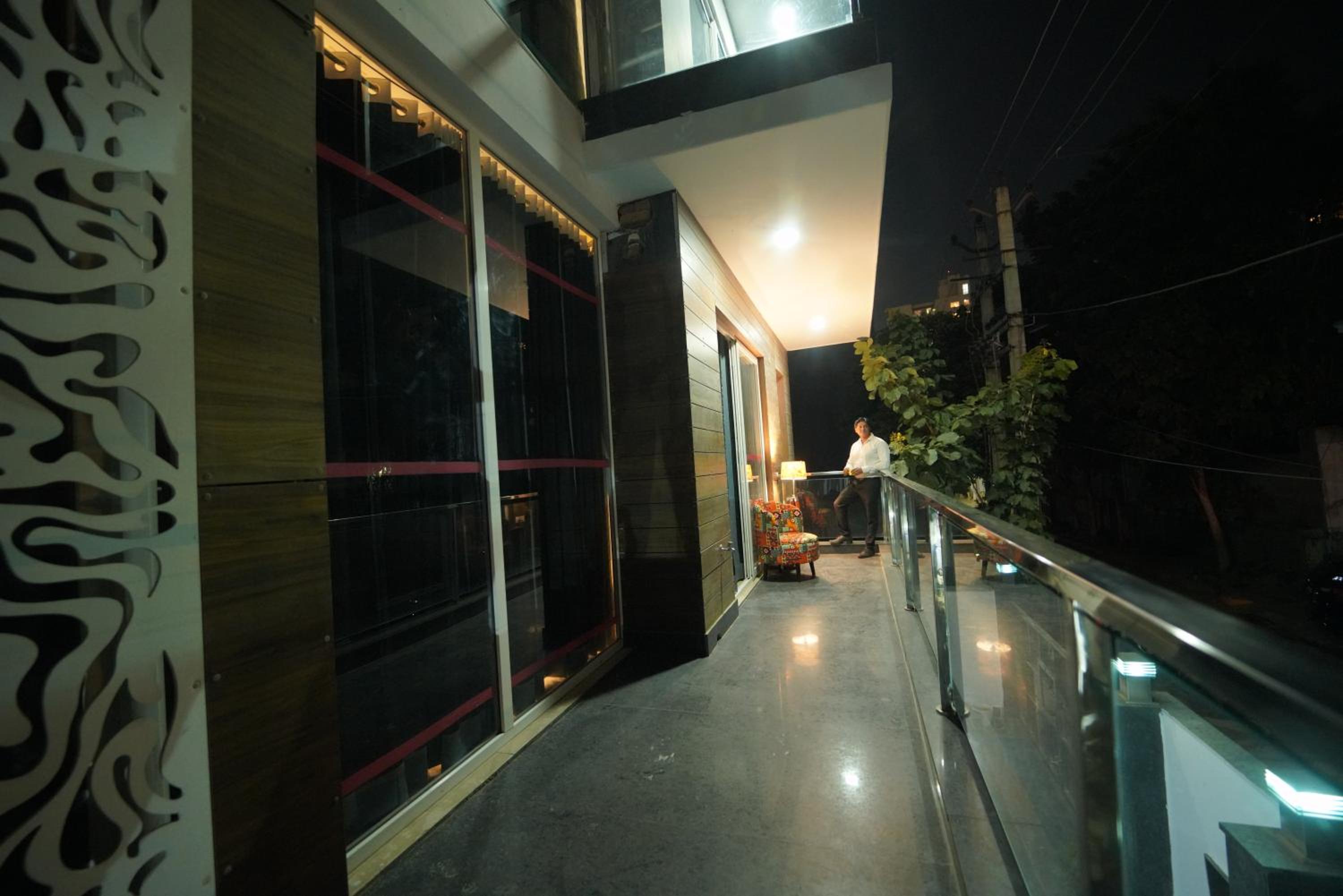 Luxury 3BHK Service Apartment -Golf Course Road, Gurgaon view 4