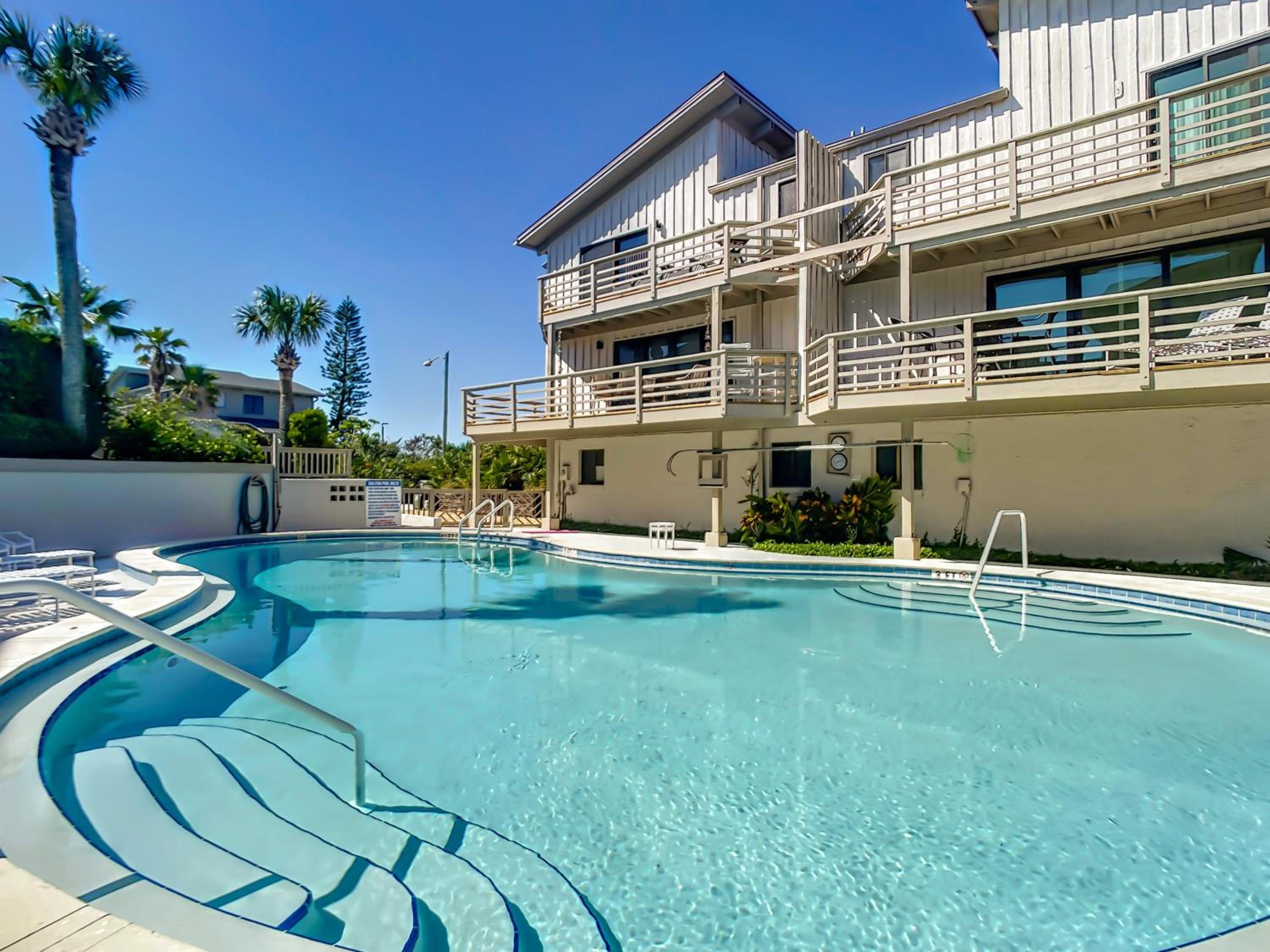 Beachfront with large deck Pool Sea Dunes Sailfish A2 view 5