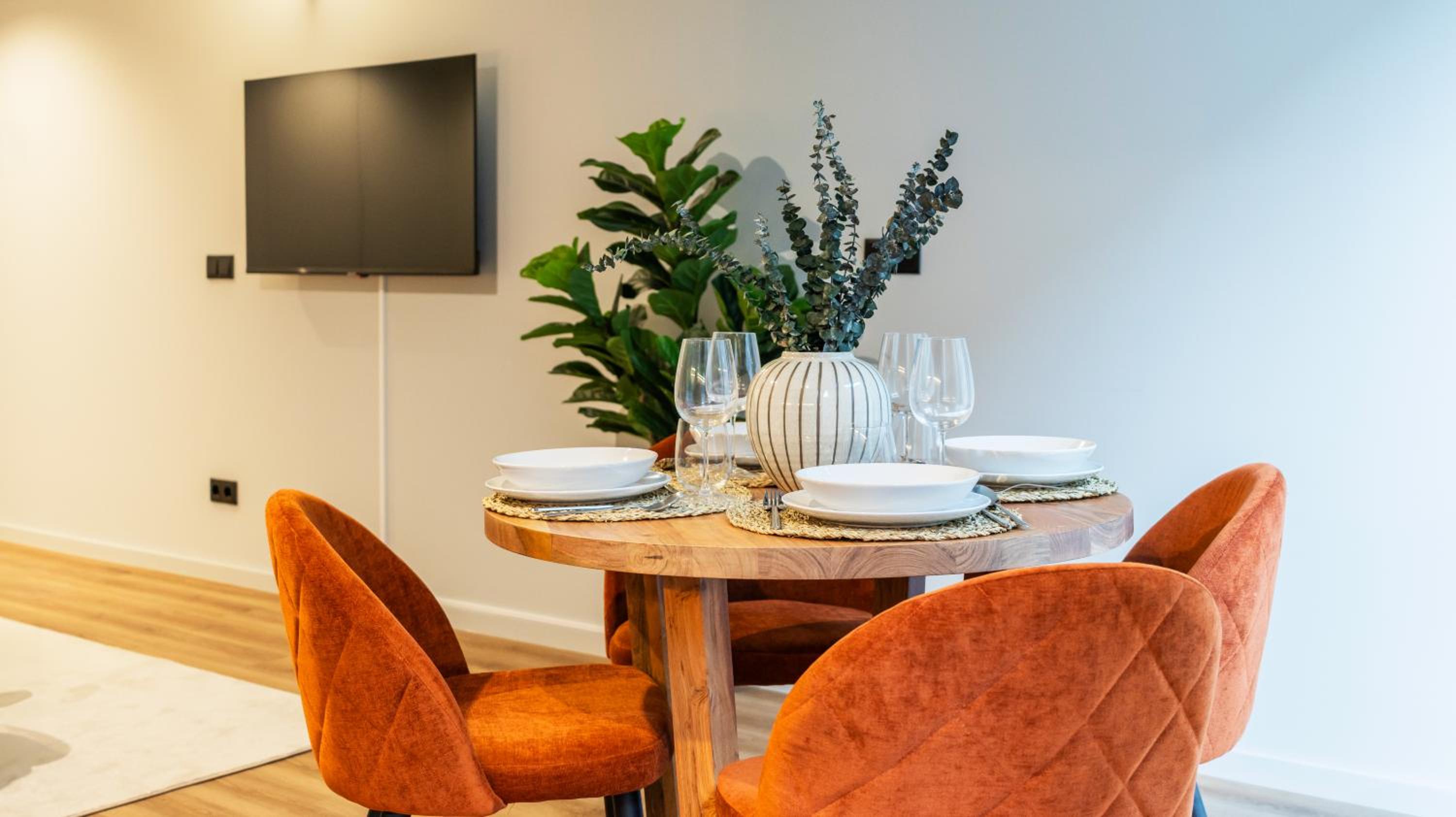 RUAH Apartments by LovelyStay