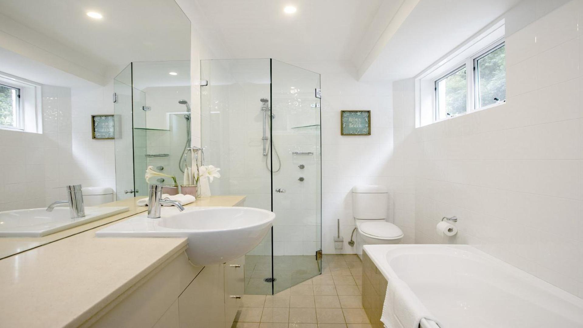 Whitecaps - Pearl Beach, heated pool, walk to beach
