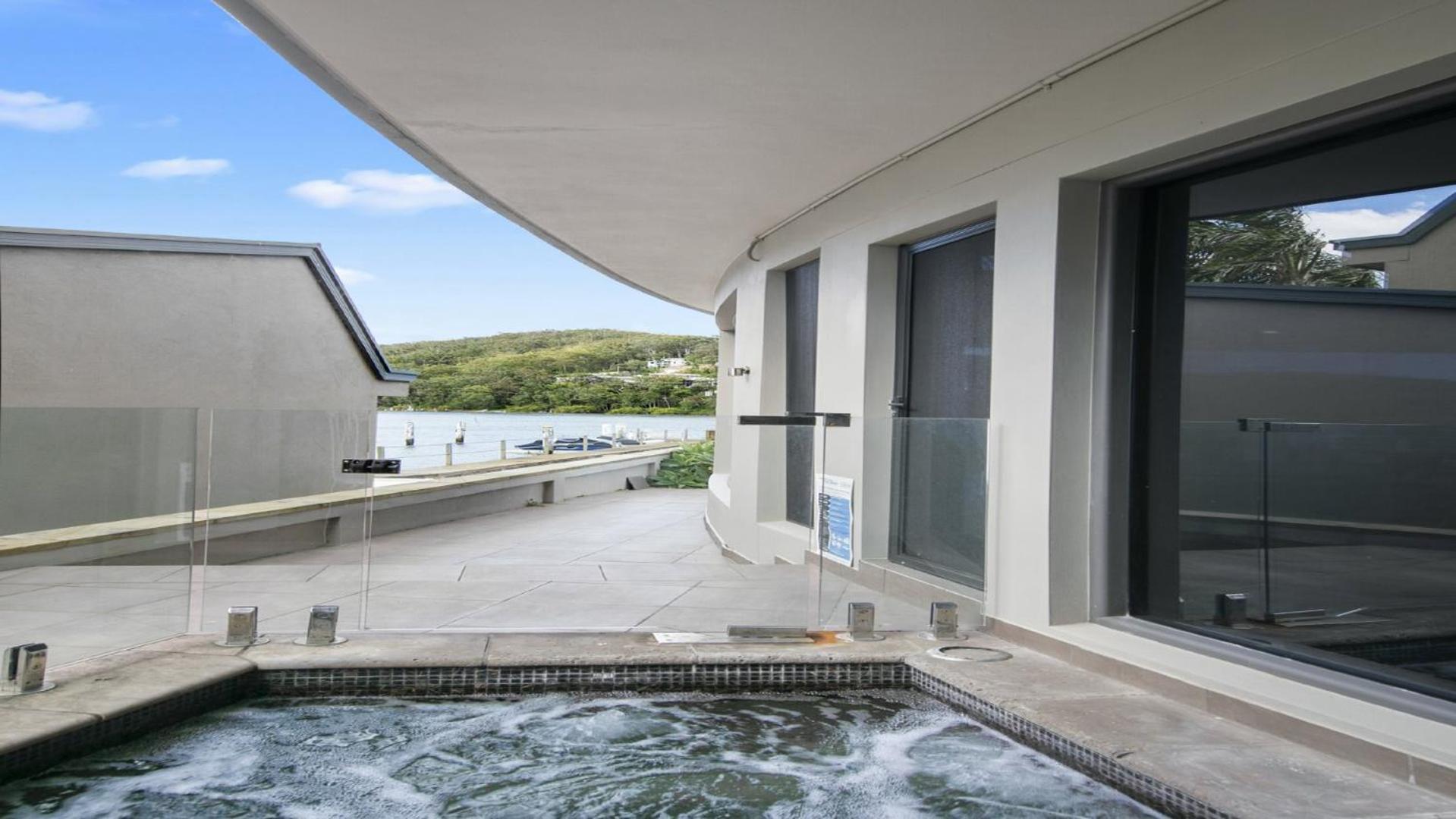 Riptides Booker Bay -Waterfront apartment, walk to shops & cafes