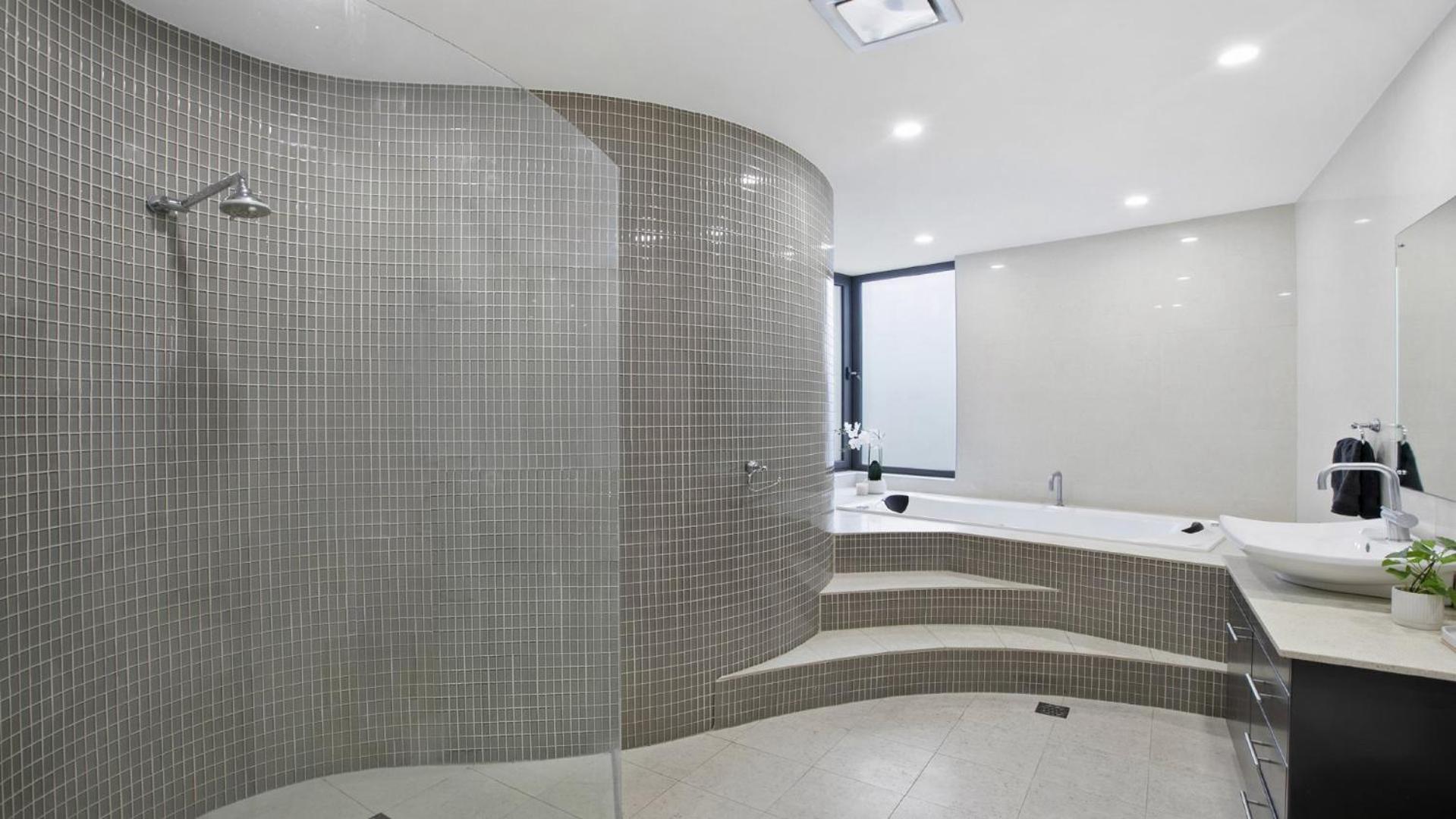 Riptides Booker Bay -Waterfront apartment, walk to shops & cafes