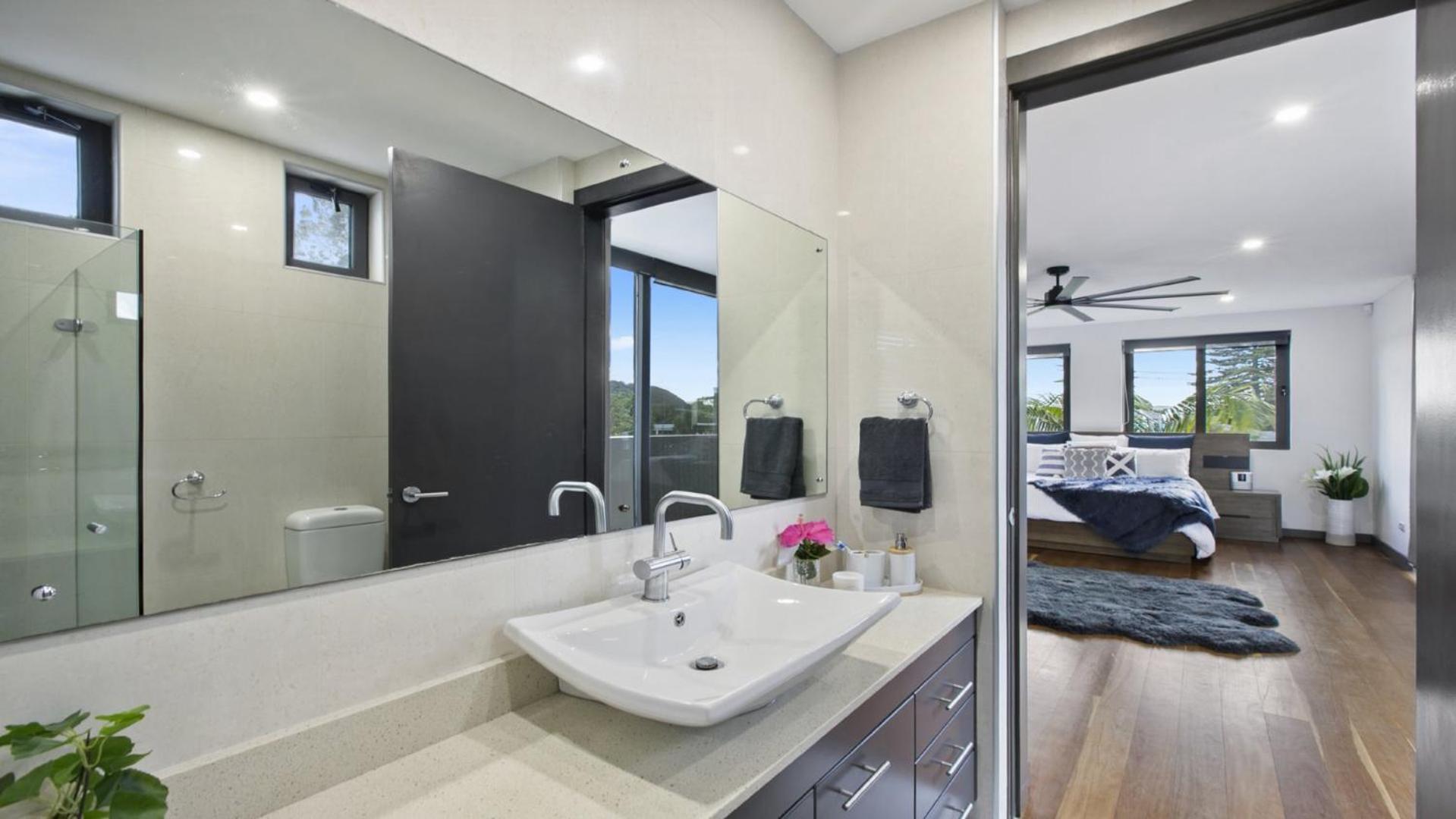 Riptides Booker Bay -Waterfront apartment, walk to shops & cafes
