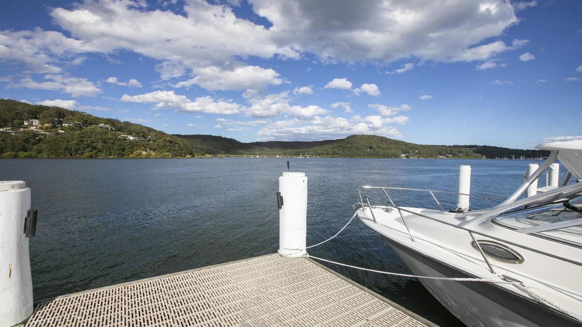 Riptides Booker Bay -Waterfront apartment, walk to shops & cafes