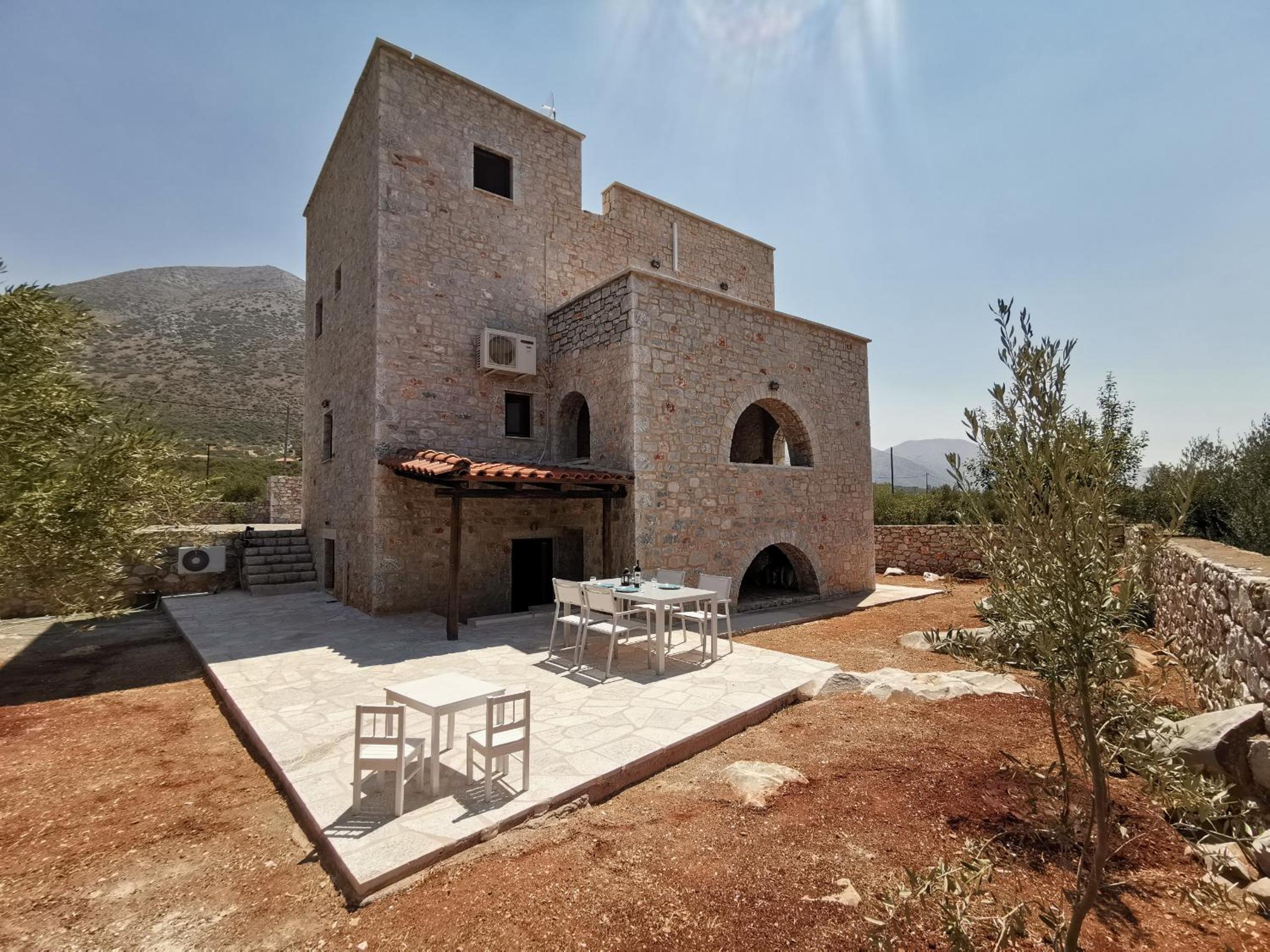 Anaroussa Villa