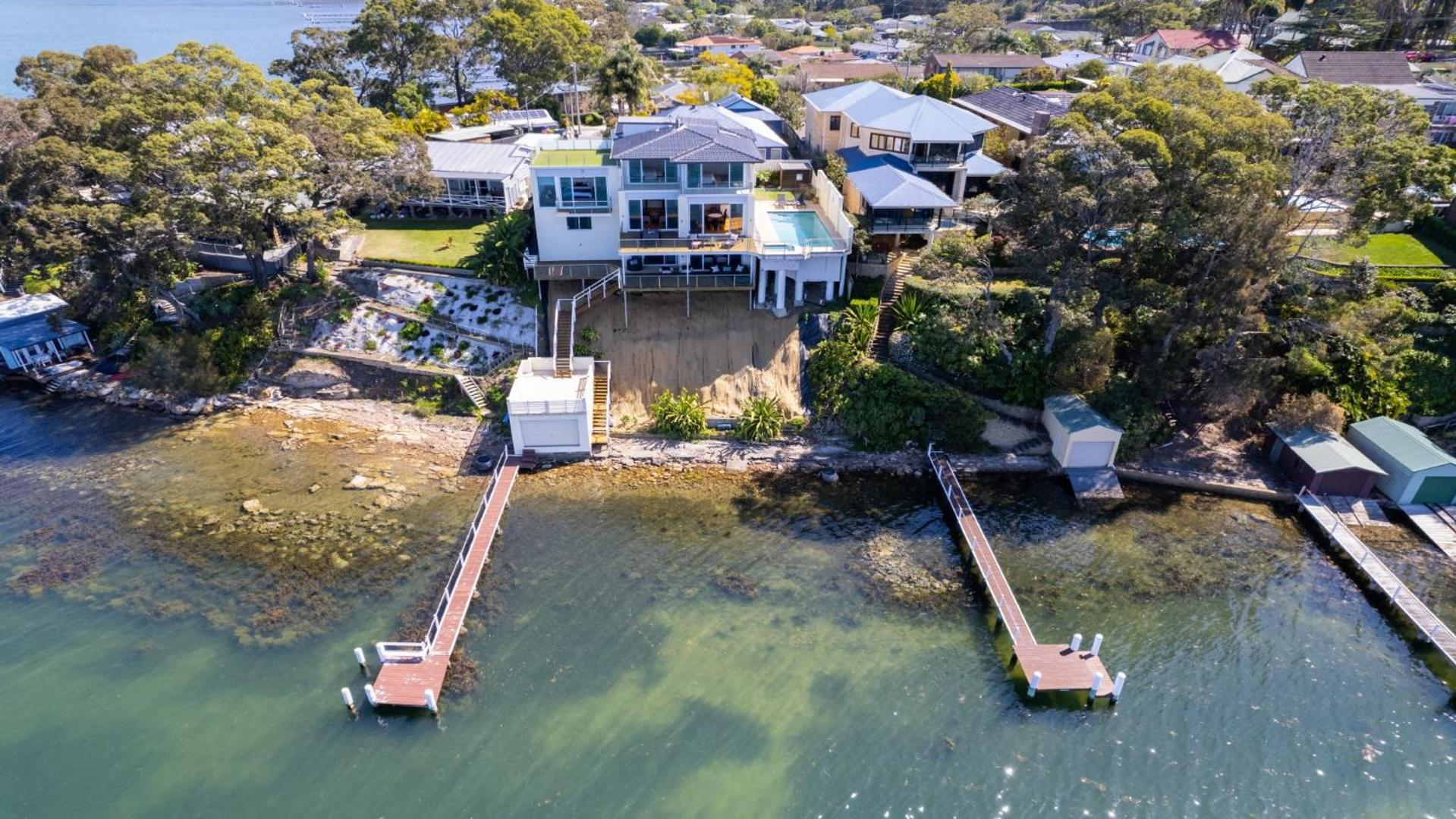Waters Edge - Point Clare - Pool , Spa, Private Jetty