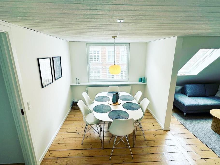 Modern apartment for 6 in city center view 5