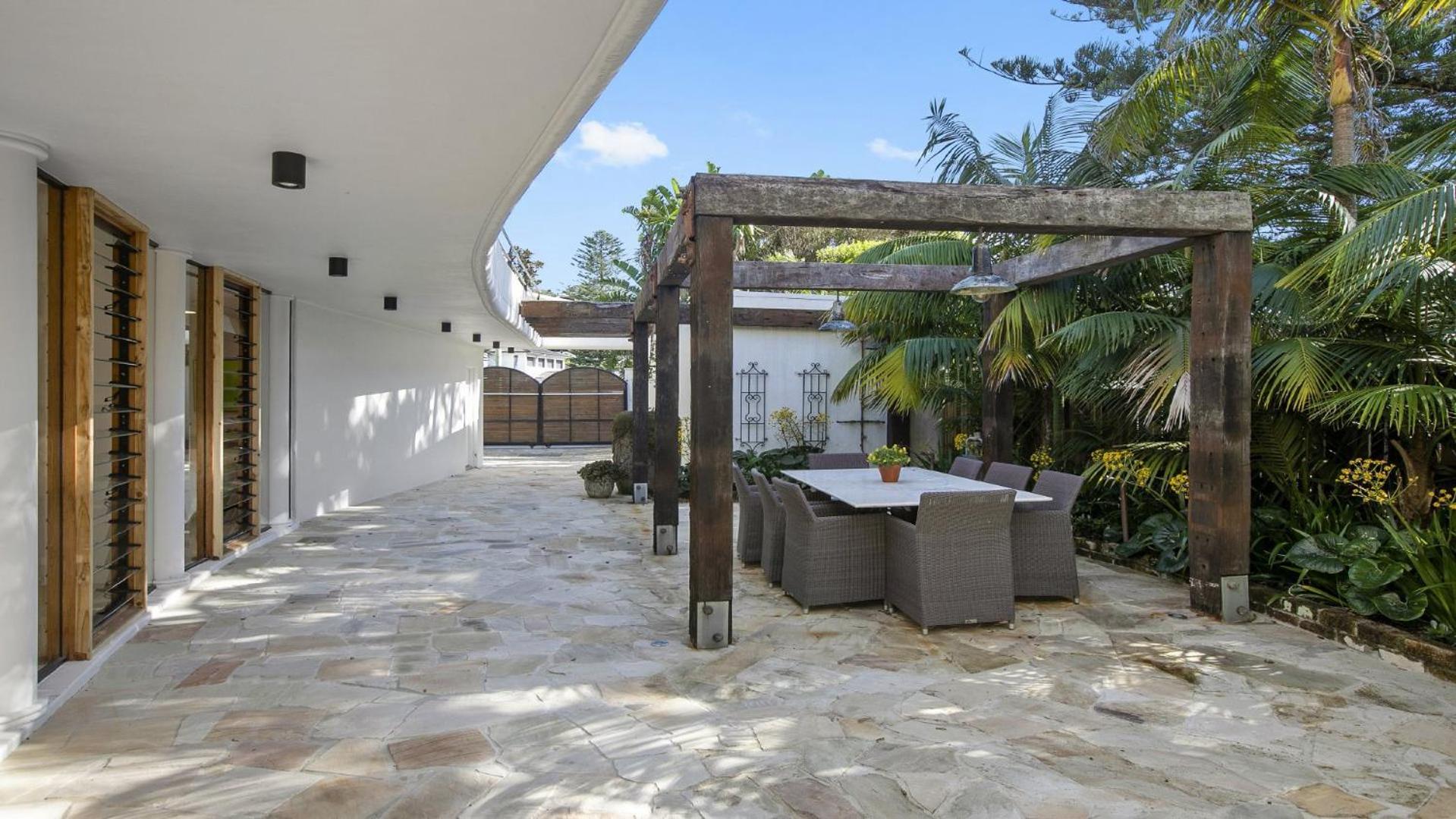 Philotimo - Absolute Beach Front at North Avoca